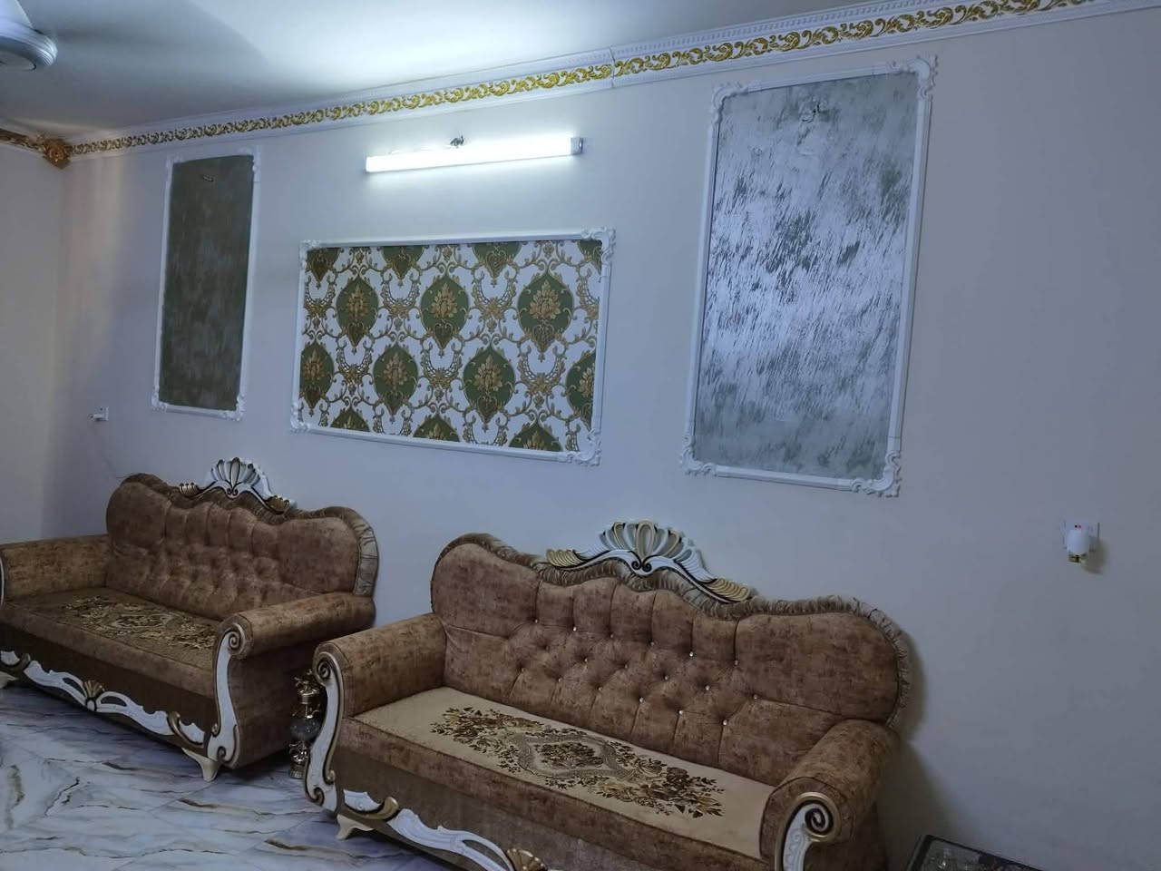#للبيع_للييع 
بيت المساحه ١٥٠ وجهه ٧.٥ ونص والنزال ٢٠ بناء حديث البناء بلوك السقف صب الارضيه سيراميك  استقبال  ٦ × ٤ومطبخ٣×٤ وصاله ٧×٦وغرفه٦×٤ صحيات خارجيه و كراج سياره 
المكان حي العسكري  ال ٥ دونم الشارع رقم (7)
الاستفسار 
***********واتساب
***********
