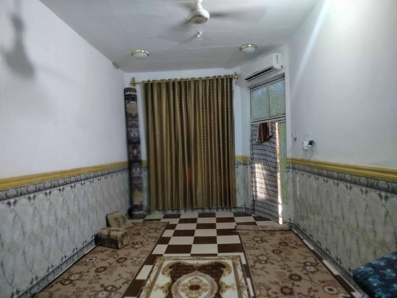 بيت طابو للبيع
المساحه 140 متر
المكان ع الحولي قرب يم محطة الكهرباء الجديده ع الساحه 
بناء عگاده طابقين 
الطابق الاول استقبال 7 × 4
مطبخ 4×4
صاله 6×4
غرفتين الاولى 6×3ونص والثانيه 5×3
ومنورين + حمام 
الطابق الثاني غرفتين نفس قياسات الجوه + صاله 5×4 
والبقيه غرفتين هيكل كما موضح ب الصور 
السعر :  130 
الرقم ***********
