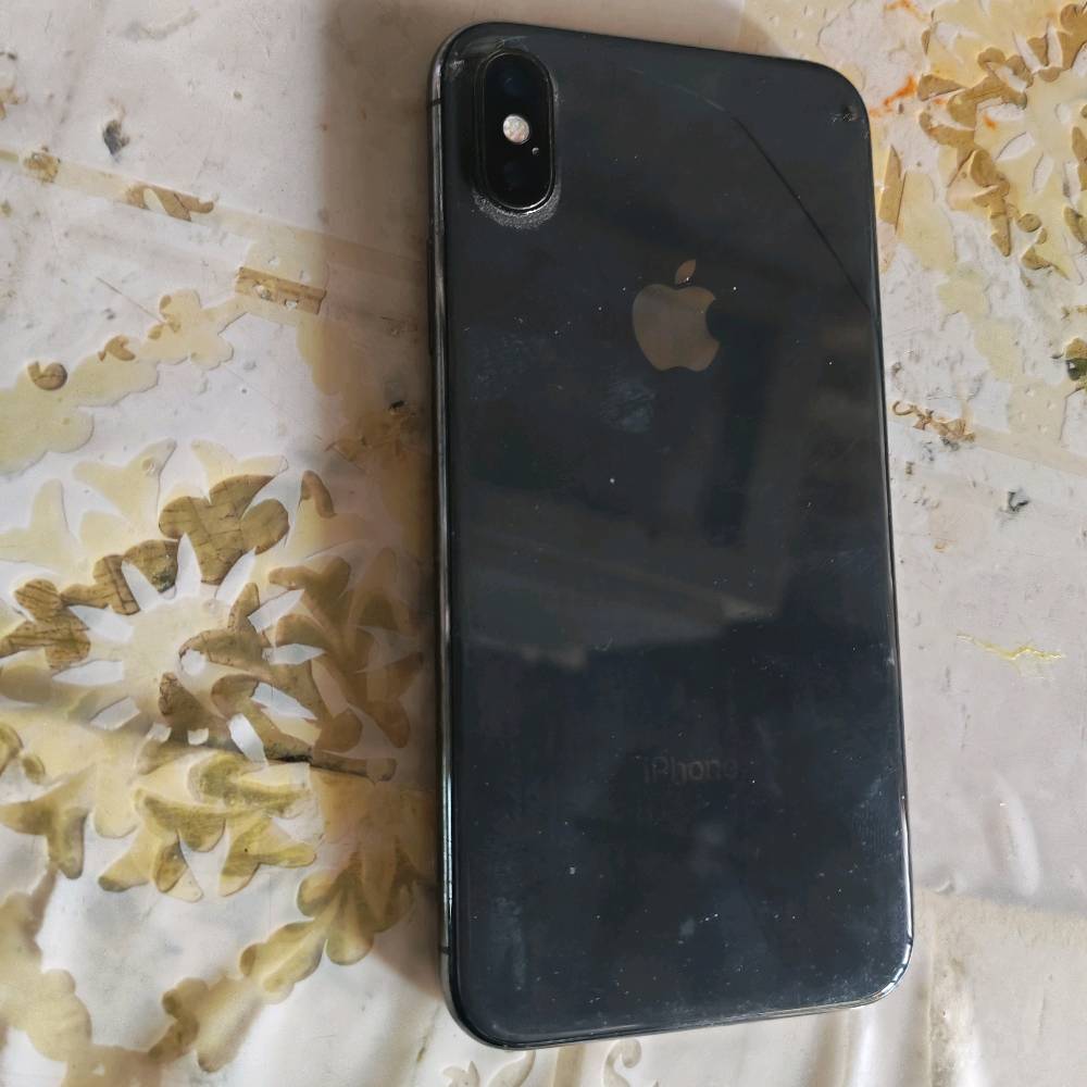 ايفون اكس  ذاكره ٢٥٦ مبدل بطاريه وعطل في سماعه المايك فقط  العنوان بغداد الشعله ***********