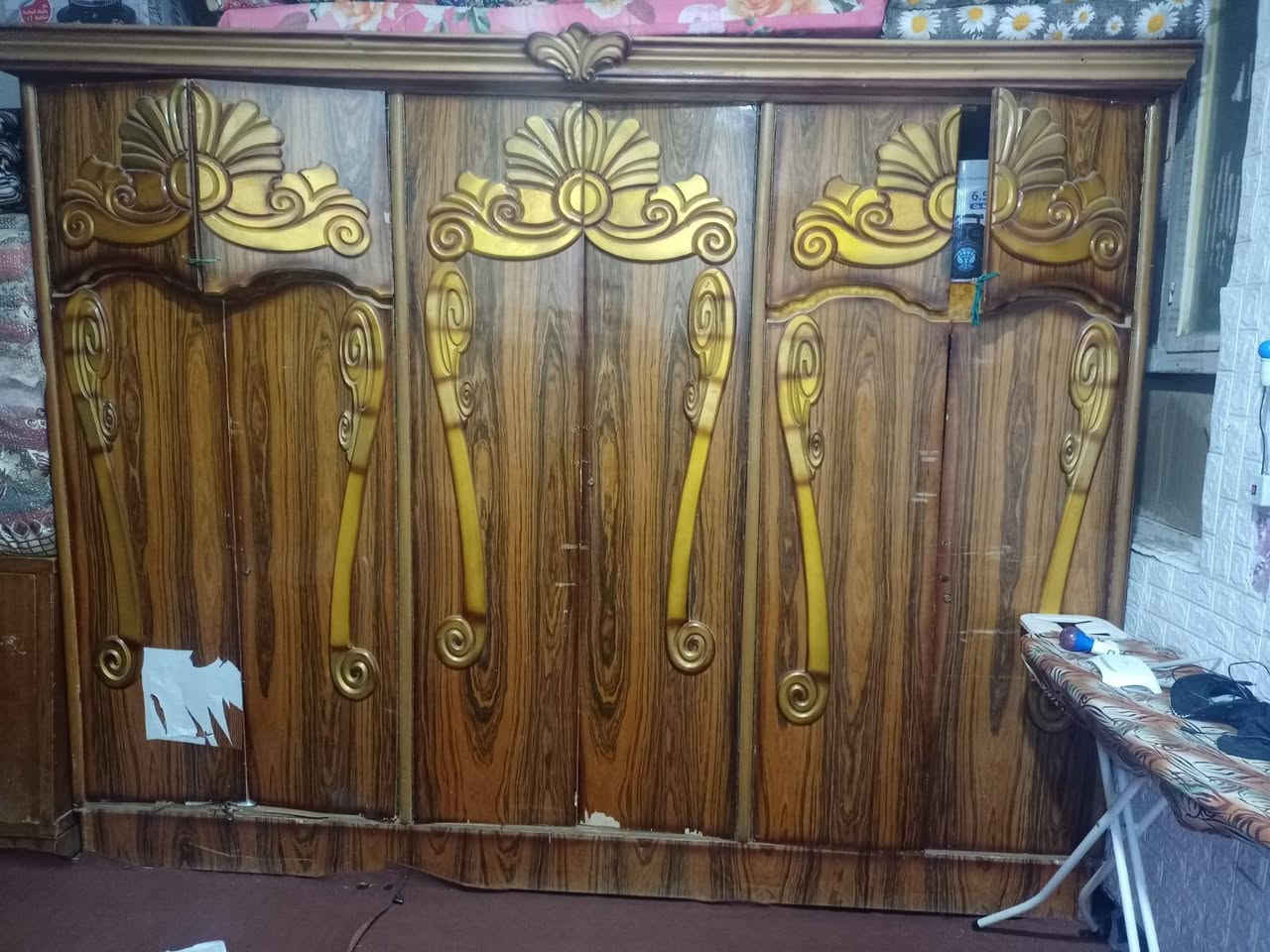 السلام عليكم ورحمة الله وبركاته غرفه اخشاب عراقيه غرفه حلوه مرتبه سعره 175  وبيهه مجال قليل رقم الهاتف ***********
