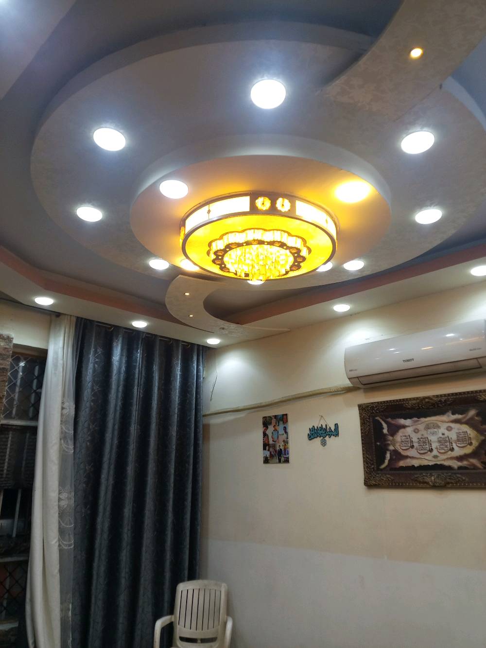 بيت للبيع ١٠٠م بغداد الثعالبه قرب جامع العطاء  البيت يحتوي على طابقين الطابق الاول استقبال مطبخ حولي غرفه نوم حمام داخلي حمام خارجي 
الطابق الثاني يحتوي على غرفتين نوم البيت جديد