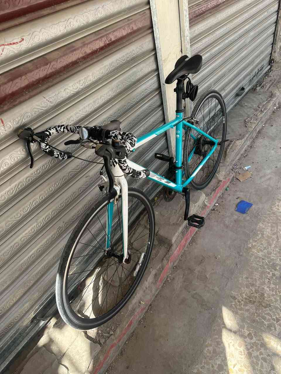السلام عليكم جميعاً 🫰🏻♥️ …
•
•
مكلف بالنشر و البيع اقره تفاصيل المنشور

دراجة الطريق (Road bike) ماركة يابانيه للبيع
معدن الدراجة من الألمنيوم بالكامل
ابعاد الفريم : حجم 28 / قياس M 50
وزن الدراجة بالكامل : 9 كلغم
نسبه ضافتها 90‎%‎ (بيها بعض الخدوش البسيطة)

سستم الدراجة Shimano Tourney شيمانو تورني
عدد التروس او السرعات : 7/2
ويالتها المنيوم طبقتين كمبليون فتح وشد سريع

دراجة نضيفه و مرتبه فقط تحتاج تاير وجوب و تنطلق بيها

السعر المطلوب : 195 الف دينار
العنوان: بغداد / الشعب / سوق شلال / قرب مركز شرطة شارع
عدن
للاستفسار: ***********
