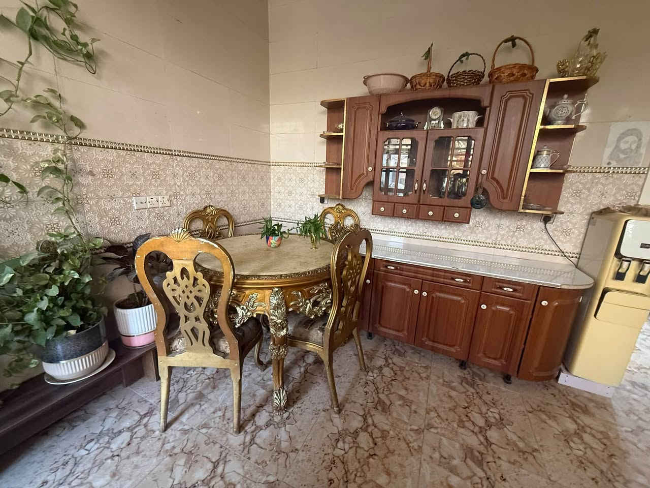 ميز طعام مصري • تخت رئاسي مصري • ميز بلازما تركي
