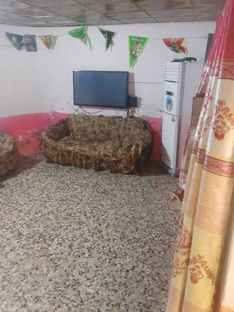 سلام عليكم عندي بيت تجاوز بشارع كهرباء زعفرانية غرفتين وستقبال عل نص بي مطبخ وصحيات حمام بيت كله كاشي مجاري مي كامل كهرباء كامله سعر8بي مجال تواصل  مكلف بنشر***********
