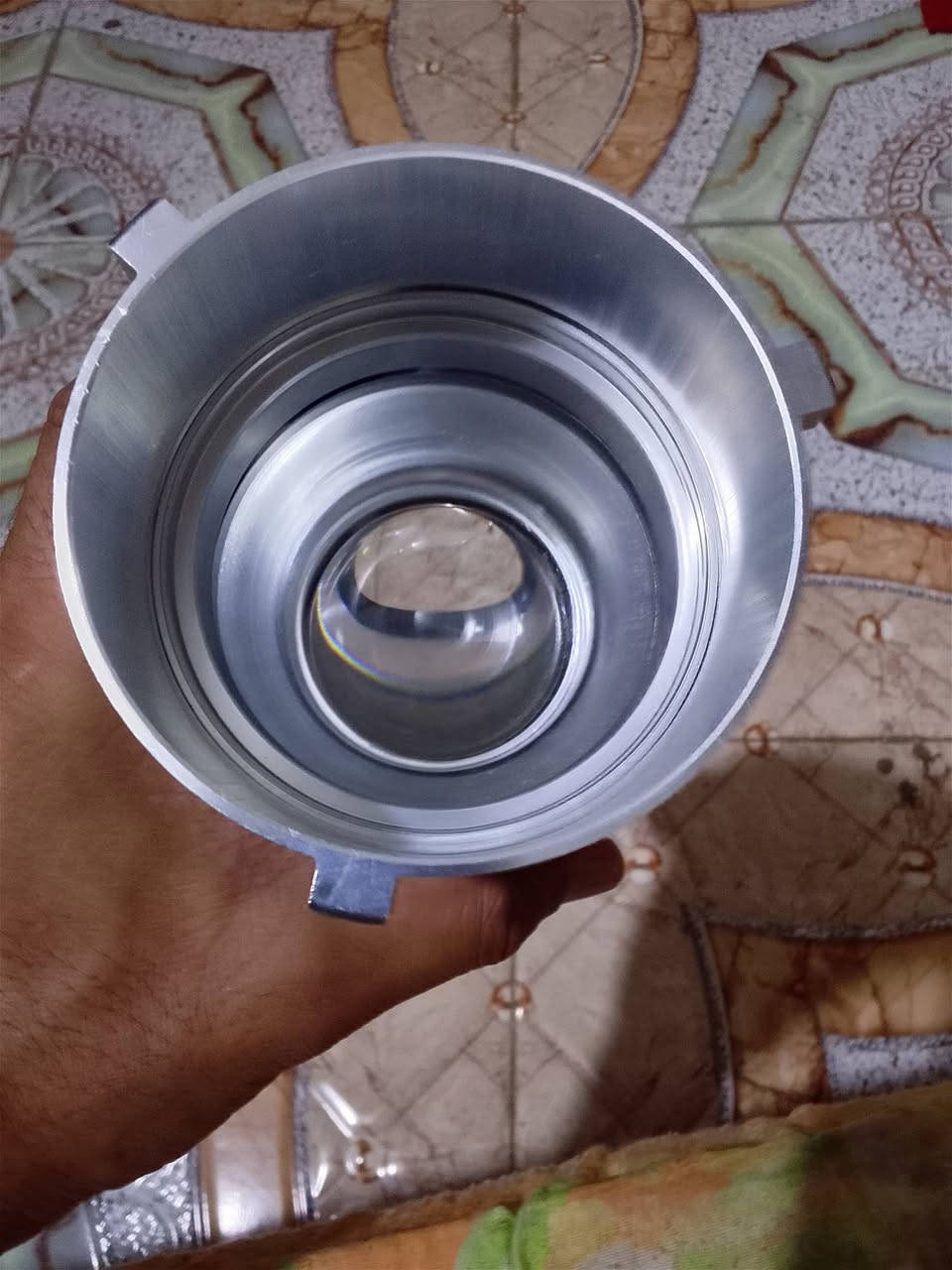 السلام عليكم هاذ الجهاز البيع
هذا الجهاز هو مكثف إضاءة بصري (Optical Snoot / Spotlight Projector) من ماركة YSKE موديل MM08 بفتحة تركيب من نوع Bowens.يُستخدم هذا الملحق في التصوير الفوتوغرافي والفيديو لتوجيه حزم الضوء بشكل مركز، ويأتي عادةً مع أقراص تشكيل الضوء (Gobos) ومرشحات ألوان لإنشاء تأثيرات ظلال وخلفيات فنية ضوئية.إذا كنت ترغب في معرفة المزيد، أخبرني:ما هو نوع مصباح الإضاءة الذي تستخدمه معه؟هل تحتاج إلى مساعدة في طريقة تركيب أو استخدام الأقراص والفلتر الضوئي؟ ‏‪‏‪***********‬‏ وتساب
