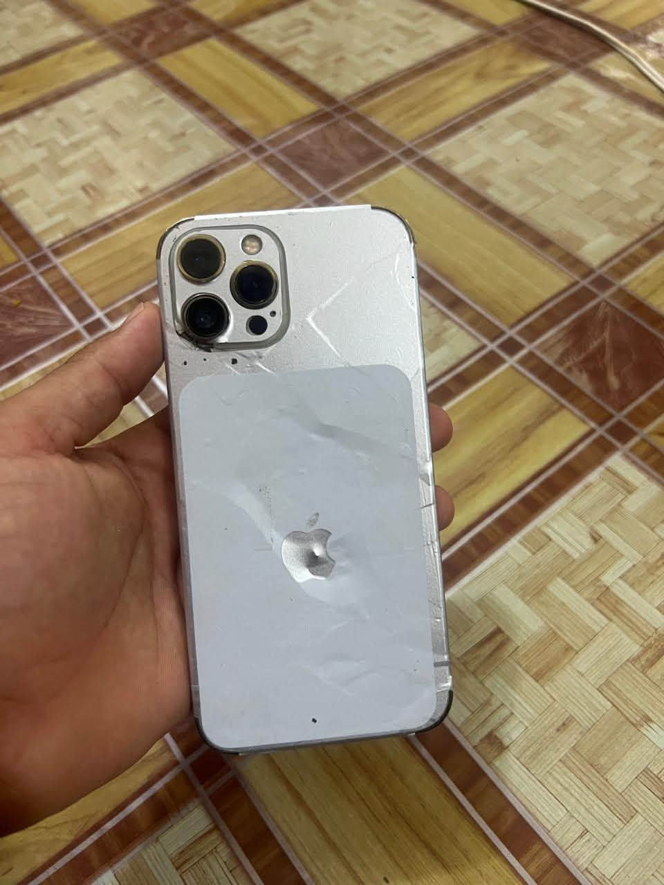 سلام عليكم ايفون ١٢برو ماكس
جهاز مبدل شاشه اصليه 
وبطاريه اصليه@ 
بي رعشه بل كامره بس شغاله 
ضهر مفطر 
جهاز مستخدمه حلو زين 
السعر قفل قفل ٢٠٠$
تواصل واتساب ***********
***********
