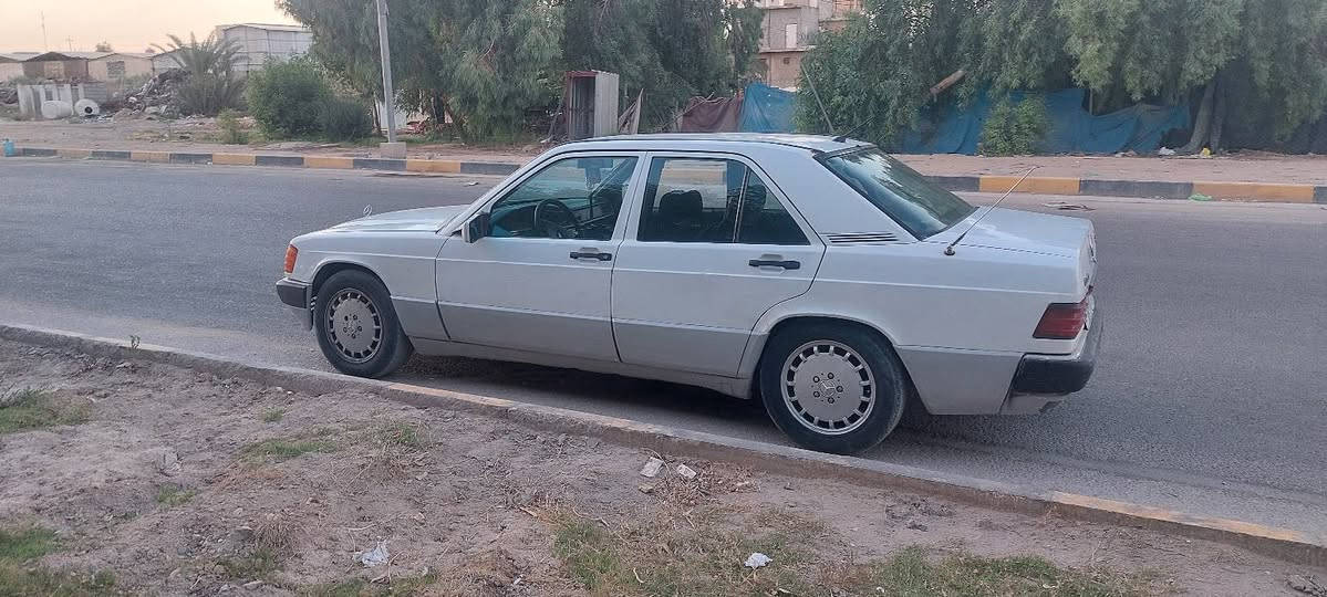 مارسدس 190 دب طيارين جاهزه شرط تحويل او وكاله سياره  محرك  بلادي 4 سلندر  كير اوتو سياره جاهزه من كلشي تخم تاير وحداديه شرط وكهربائيات شغاله وترايك وين ميعجبك السعر44ورقه وبيها مجال سياره مال جناي الشراي يتصل واني بلخدمه ***********

