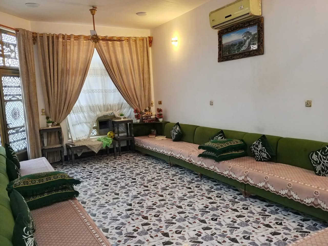السلام عليكم
متوفر  بيت للايجار مساحة 150 يتكون من طابق واحد استقبال وصالة وغرفة نوم ومطبخ  وصحيات داخلية وخارجية والطابق الثاني يتكون من   صالة ومخزن صغير  في الصقلاوية الشهداء الثانية شارع 12 قرب جامع الكيلاني 
رابع بيت عن شارع الرئيسي صقلاوية فلوجة 
 لمعلومات اكثر الاتصال 
***********
بدل الايجار 300 الف
