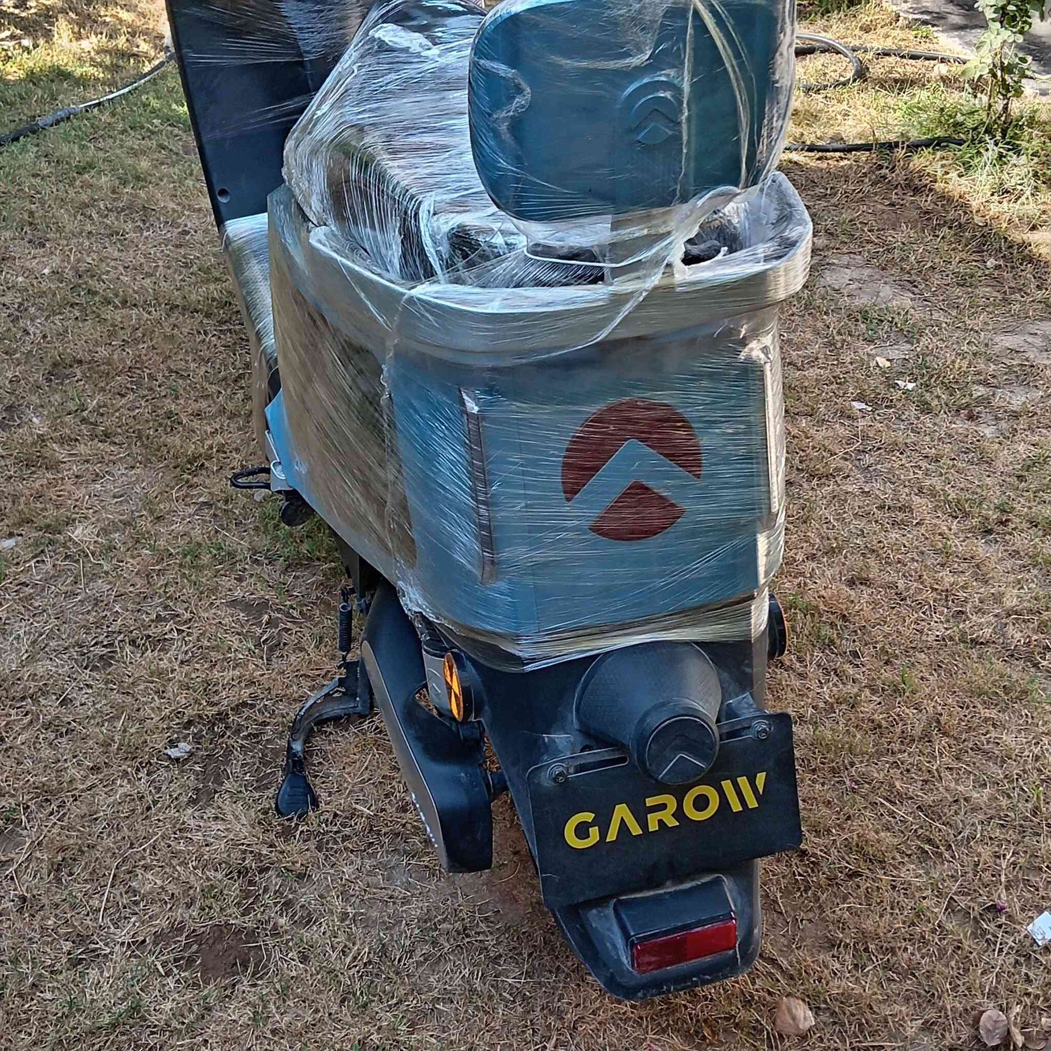 دراجه شحن جين جين الصينيه اسمه Garow E05 دراجه نضيفه بمعنة الكلمة وسريعه وقويه وتتحمل رايده 1100 ومجاله شي بسيط الدراجه 6باتريات كرافين الاصلية  مكفوله كفاله عامة من كلشي عقل ملف شاصي من كلشي الدراجه بريك امامي خلفي دسك نضام سويجين وبصمة تشغيل عن بعد شكل من ورة كلاسيكي سرعه گيج 72 حقيقي 60 لايت  عالي ناصي نضام تثبيت سرعه دبل اشارة موديل 2025/10 التواصل على هاذ الرقم *********** وبي واتساب سعره 1100 ومجاله شي بسيط وشكرا

