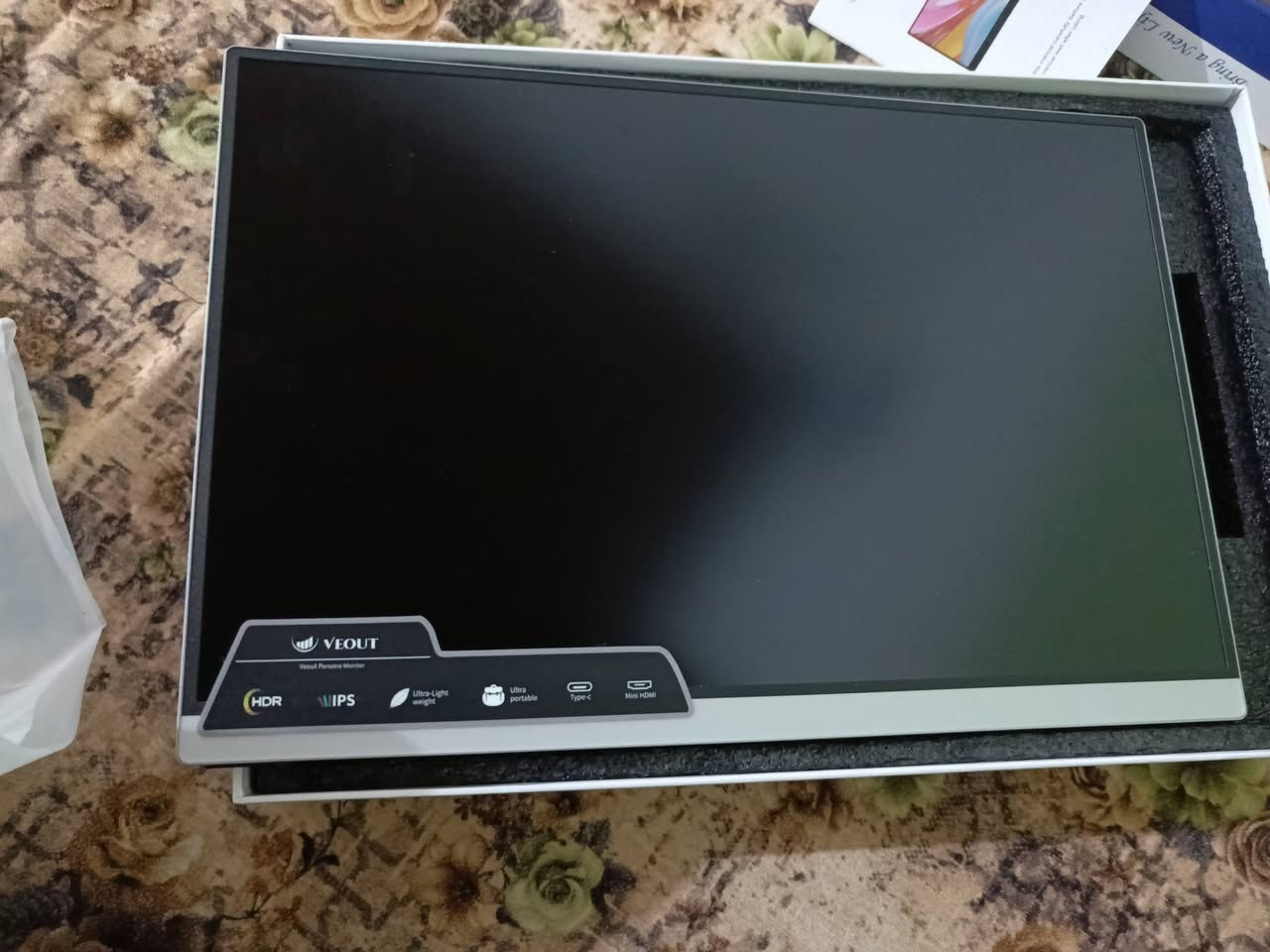سلام عليكم شاشة للبيع جديدة بالباكيت
الموديل: VEOUT-16-60-Black
الحجم: 16 إنچ
الدقة: 1920 × 1200 بكسل (1200P)
نسبة العرض: 16:10
البانل: IPS
التحديث: 60Hz
الألوان: 100% sRGB
التباين: 1200:1
السطوع: 300 cd/m²
زاوية المشاهدة: 178°
FreeSync: مدعوم
HDR: مدعوم بحسب دليل VEOUT
المنافذ: 2× USB-C + 1× Mini-HDMI
السماعات: مدمجة
السطح: Matte
الوزن: حوالي 810 غرام
السماكة: حوالي 0.3–0.36 إنچ �
VEOUT Global +١
سعرة 100 تواصل خاص او رقم ‏‪***********‬‏

نص مكتوب في الصور:
- VEOUT 16" HDR 1200P WUXGA
- 16" 1200p WUXGA HDR MONITOR PORTATILE VEOUT