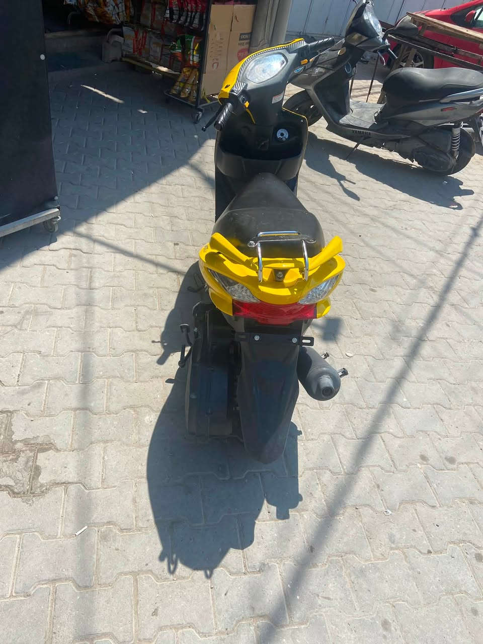 دراجة ادرس حديث ماشيه اقل من 1000k مكينه 150 cc بعدها زيرو مكاني بغداد الحرية السعر 900 و بيها مجال بسيط ***********
