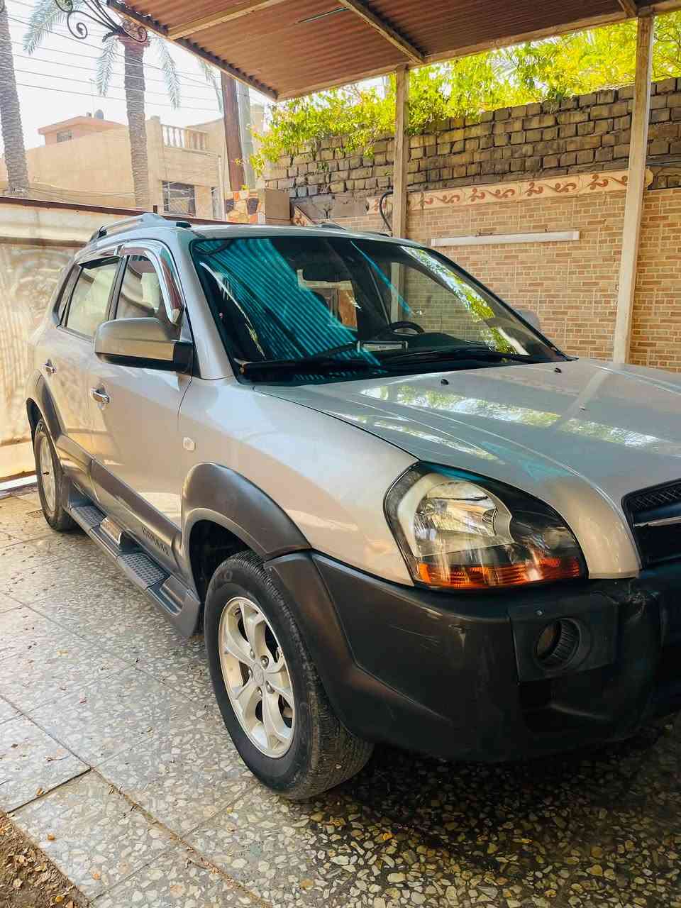 السلام عليكم 
توسان 2009 خليجي فول سياره جديده جداً مكفوله من الضربه والتبديل والصبغ فقط بارد اربع اصابع باب السايق 
سياره نظيفه مواصفاته داخل جلد فتحه سقف كشنات هيتر امامي خلفي تبريد بيانو مري شفط لايت زنون عالي ناصي +كشاف ماشيه 135 حقيقي مكينه2000دوش ستندر واضحه نضافته بالصور بسمي رقم بغداد دولي السعر 110وبيها مجال بسيط مكاني البلديات شارع المصرف ***********
