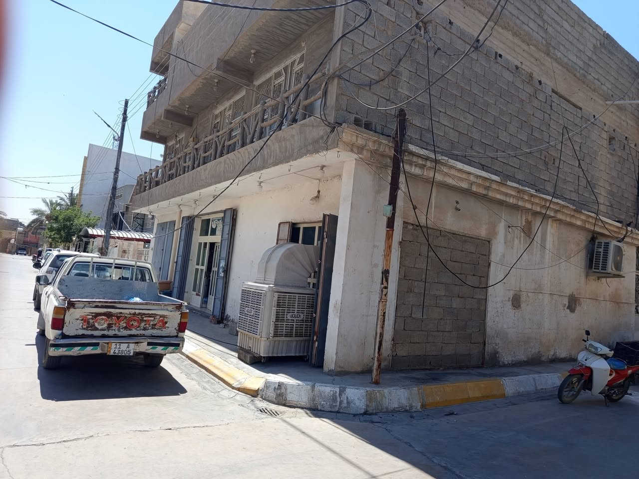 فرصه استثمارية عمارة ركن 300م للبيع طابو زراعي سند 25 تحويل مباشر تتكون من أسواق وبيت ارضي 150م وشقتين مساحة كل واحده 150م مؤجرات بدخل شهري مليون وأربعمائة ألف دينار كامل الخدمات أرصفة ومجاري واناره وماء وكهرباء وتبليط وخط مولد وشارع عرضه 12م منطقة سكنية متكاملة بعقوبة بهزر حي القادسيه الفرع الرابع السعر 375مليون وقابل للتفاوض للاستفسار خاص او ***********
