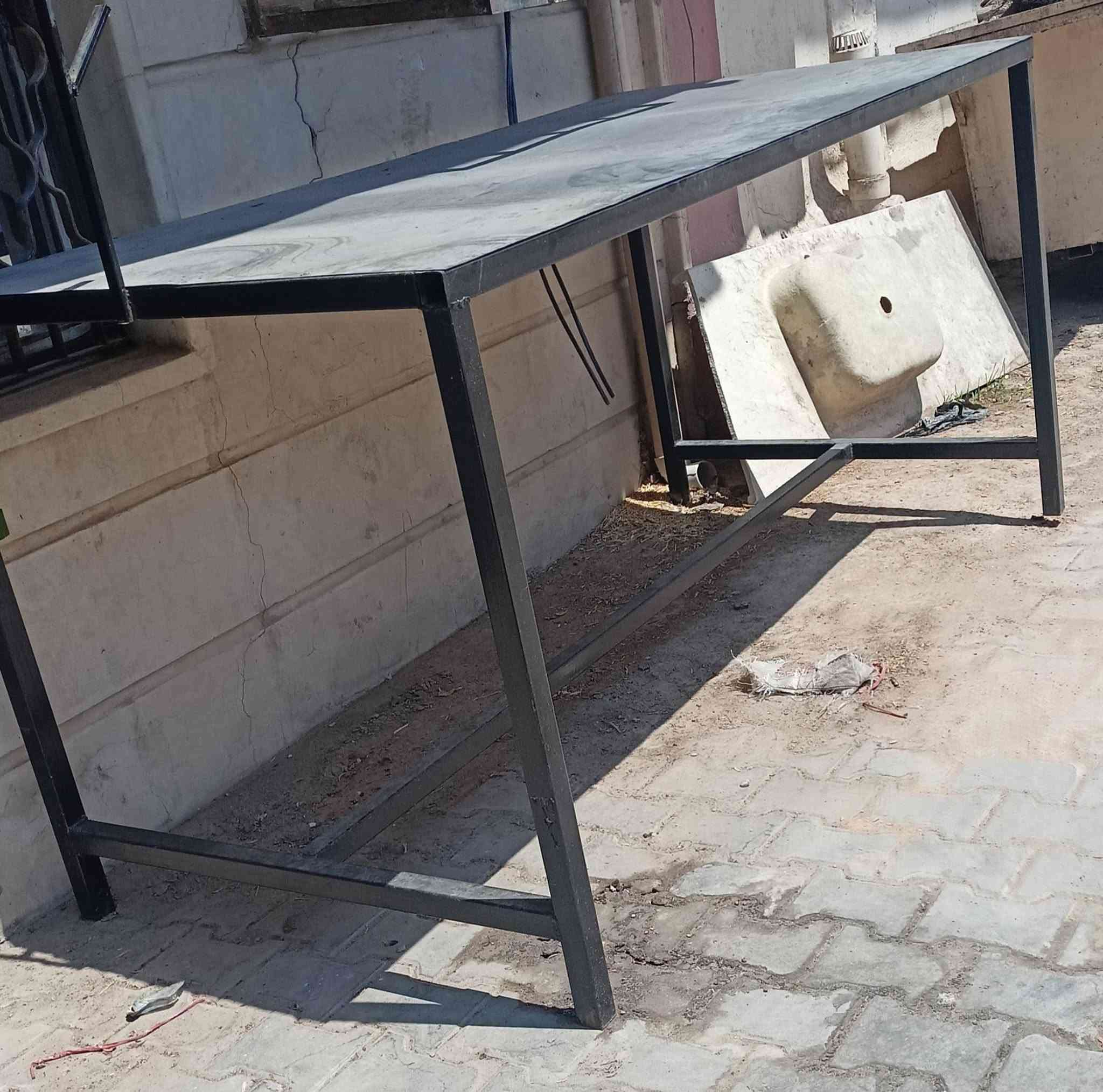 سلام عليكم . ميز حديد طول 2 متر ارتفاع متر عرض متر ***********
