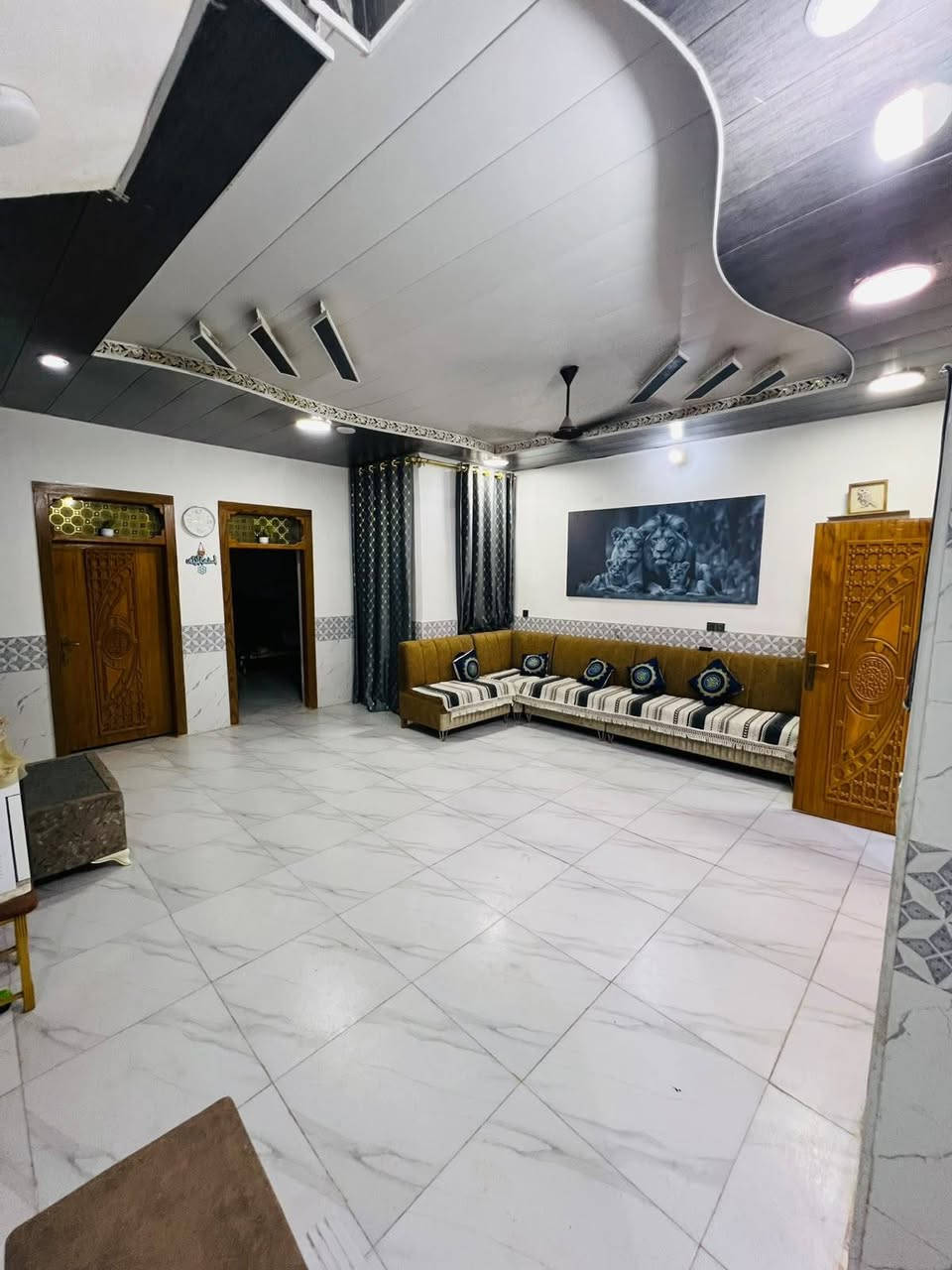 🏡 للبيع دار  طابو زراعي – موقع مميز جدًا النجف الأشرف 

📍 الموقع: مقابل ملحق قرية الغدير، عمود 314، وتنزل وي سياج المطحنة.
📐 المساحة: 150 متر.

🏠 تفاصيل البيت:
• سقف صب كونكريت وأساس صب.
• صالة واستقبال.
• مطبخ.
• غرفتان.
• صحيات داخلية وخارجية.
• قريب جدًا من شارع الصب.

📑 التفاصيل القانونية:
• البيت مشمول بالتطويب.
• يوجد إقرار من صاحب الأرض باسمي.
• يوجد إقرار محكمة.
• توجد ميزانية كهرباء.
• محولة كهرباء قريبة جدًا من الدار، والكهرباء قوية.

✨ المنطقة راقية وهادئة، والجيران غير موجودين مقابل البيت، مما يوفر خصوصية وموقعًا مميزًا.

🏢 مكتب الكعبي للعقار
📞 للاستفسار الاتصال على  ***********
السعر 72 مع المجال
