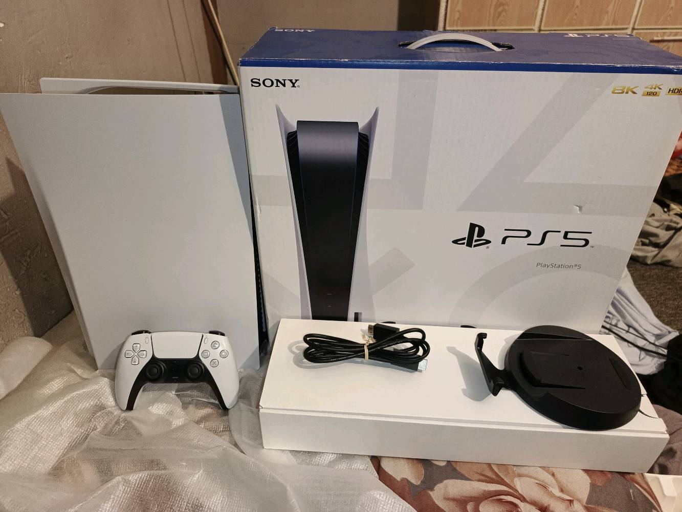 للبيع جهاز PlayStation 5 إصدار Fat الجهاز بحالة ممتازة ولا يوجد به أي خدوش أو عيوب. الجهاز "لوك ستيكر" (مفتوح الكرتونة للتجربة فقط) واستخدامه كان كالتالي:
​فترة الاستخدام في اليابان: أقل من شهر (شبه جديد).
​فترة الاستخدام في العراق: أسبوعين فقط.
​ميزات الجهاز:
​نظام التهكير: الجهاز يعمل بأحدث نظام تهكير قرص (10.40)، مما يتيح لك تشغيل الألعاب المحملة  بكل سهولة.
​سرعة التشغيل التهكير: سريع جداً، ويفتح الجهاز في غضون 3 ثوانٍ فقط.
​الألعاب المحملة: الجهاز جاهز للعب فوراً، ويحتوي على مكتبة ألعاب ممتازة:
​Ghost of  yotei گوست أوف يوتي
​Resident Evil Requiem رزدنت إيفل ريكويم 
​split fiction  (لعبة تعاونية زوجية ممتعة)
​سبب البيع:
الرغبة في الترقية والانتقال إلى منصة PC.
​محتويات البيع:
​جهاز PlayStation 5 Fat المهكر.
​وحدة تحكم (DualSense) أصلية بيضاء اللون.
كيبل الطاقة الأصلي. 
​كابل HDMI الأصلي.
​قاعدة الجهاز (Stand) الأصلية.
​الكرتونة الأصلية. 
طبعًا الكل يعرف أسعارهن المستخدم ب ٨٢٥ ملاحظة الجهاز مستخدم اقل الشهرين أقل من شهر باليابان واسبوعين هنا بالعراق الجهاز نظيف جداً واستخدامه قليل جداً يعني جديد
جاي يبيعون الجديد ب ٩٢٥ هذا رايده 
870 وقابل للتفاوض 

للتواصل خاص أو على هذا الرقم متوفر واتساب وأتصال *********** مكاني كربلاء وعندي توصيل لمحافظات العراق