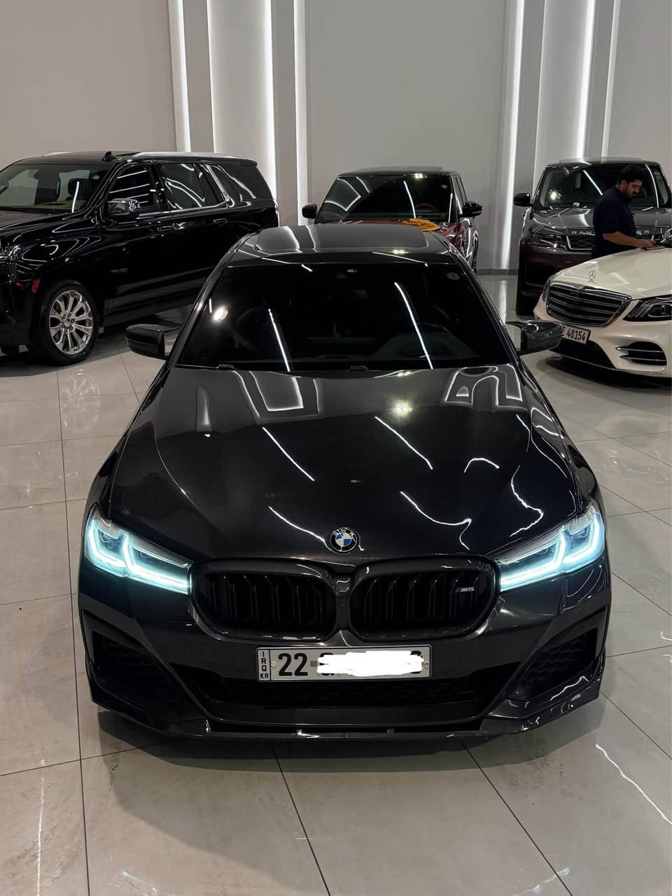 سلام عليكم
‏bmw 530i luxury line S drive 
موديل2021
كاربون فايبر Kit M
ماشية 78الفmi
مواصفات فول 
داتا شو 
سماعات Harman Kardon
رادارات 360درجة
تحكم بلشاشة عن طريق الإيماءات 
5كامرات 
كشنات 700
كشنات تدفئة
كشن خزن 
مري قلاب
لايت ليزري متحرك 
ويل وتاير اصلي مالM 
بيها Experience Modes
داش كام بلادي مالها يعني السيارة تسجل من تطفي السيارة 
فتحة سقف 
حادث السيارة شويه بلبنيد وشويه بلجاملغ موضوح بلصور بدون داخل بشرط الراديتر والايتات وكل هاي التفاصيل بلاد شركة 
ايربك ستيرن + برده سستم 
رقم + فحص + هزه + سنوية كله جديد 
السعر ( 295 ) ورقة قفل 🔒 
مكان السيارة اربيل معرض البينا كارس 
تواصل *********** أربيل, العراق
