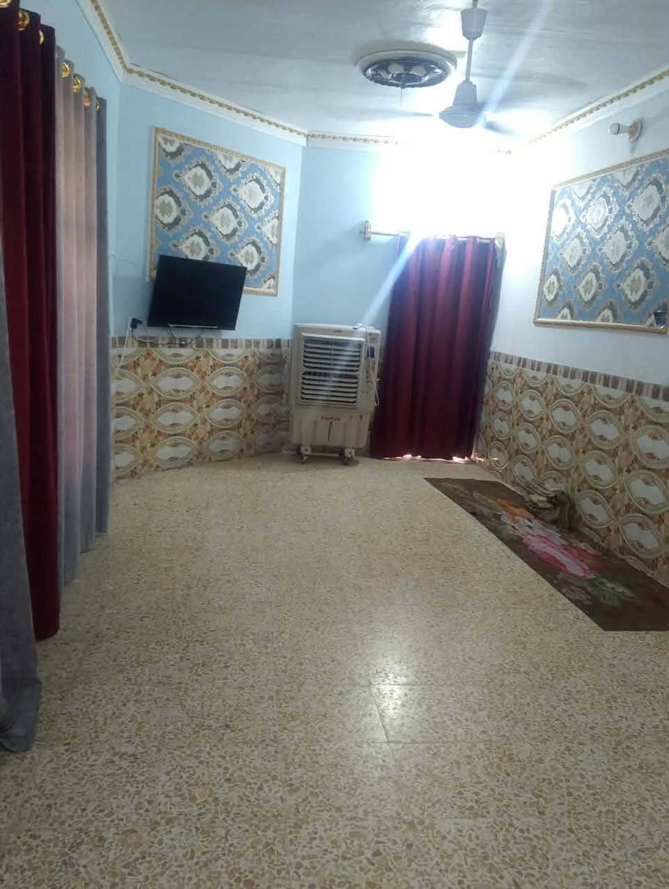 السلام عليكم
الدار للبيع

الموقع: القاسم حي الجاسميه يم بزل البو ناصر 

مكون من: غرفتين وصاله وستقبال ومطبخ وصحيات خارجيه

البناء: بلوك اما الصحيات والستاره طابوك مساحت البيت 150

السعر: 35 والشراي بي خير ويدلل

الرقم: ***********

موجود واتساب
