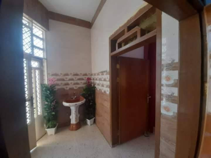للبيع
بيت اللبيع

 طابقين بناء جديد يحتوي على

 ٤غرف نوم   و مطبخ   و هول   استقبال   و ديوانيه  حديقه  مكان حبانيه كوليكم حي العمال مقابل مدرسة عبدالرحمن الناصر و مقابل جامع الصحابه وقرب مستوصف صحي مساحة ٥٠٠ م

مراوس بل صكلاويه او البشجل

للاستفسار الاتصال على الرقم   
***********   اتصال
***********  واتساب 

من طرف ام سفانه
