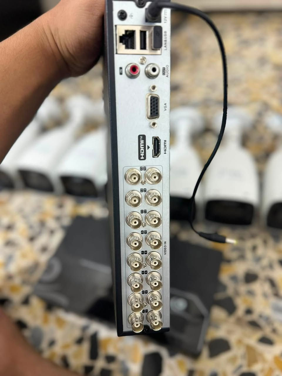 سستم كامرات للبيع  هارد ابو 16 + يو بي اس + بوكس + بلاسزمه 32 +واير تسليك 100 متر سستم كامل مابيه اي نقص مستخدم 6 تشهر               ستفسار ***********
