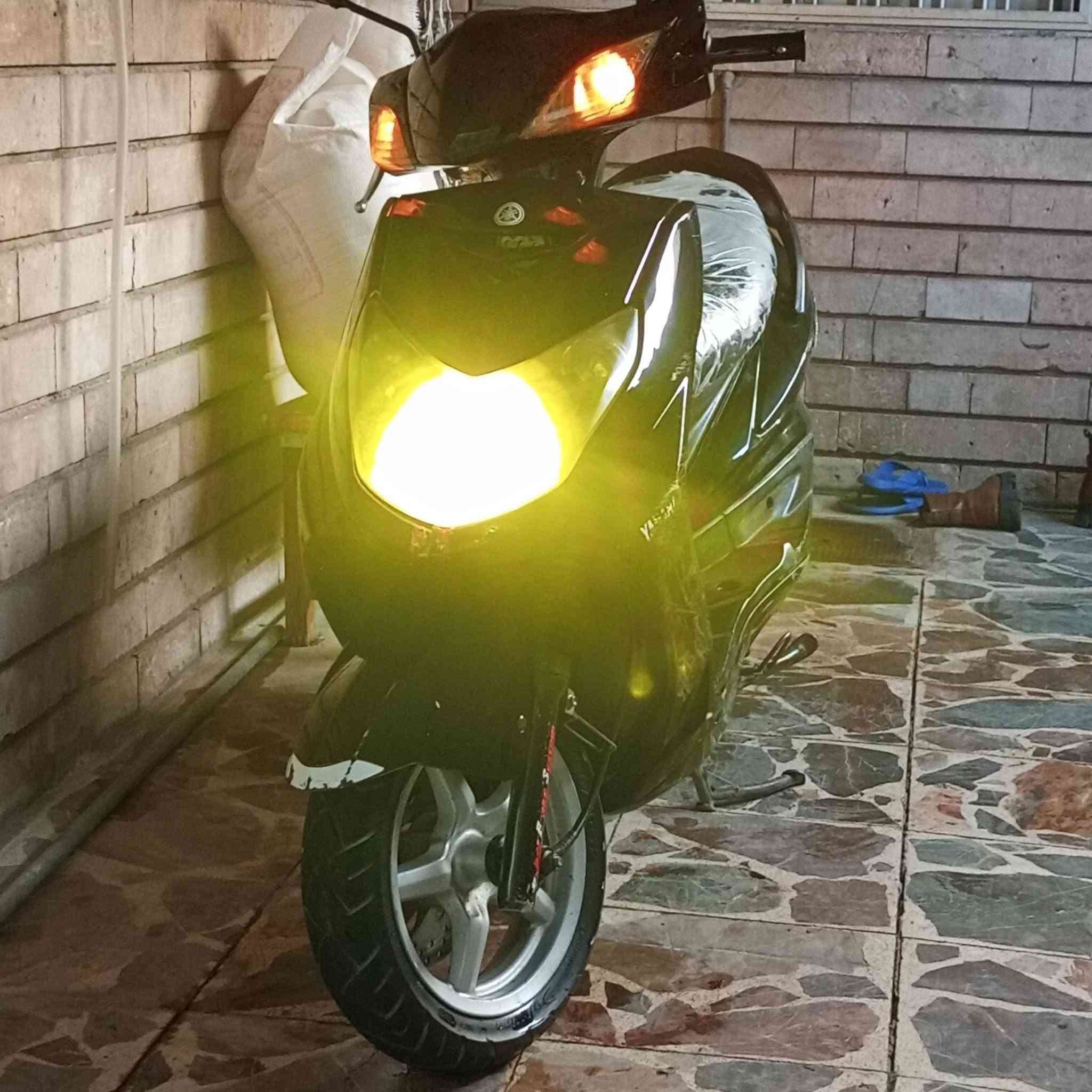 السلام عليكم
سكنس فحل كابريتر للبيع 
مابيه اي نقص نضيفه الدراجه مال واحد جناي 
شلعه ومعدل تخبل 
مكاتبه ومنفيس بيه كامله 
عدي بس الكفر الامامي مكسور ربع منه 
الكابريتر مالته تعبان 
صارلي شهرين تاركه تجي تفحص وتروح 
السعر 450 وبيه مجال 
واتساب *********** 
العنوان بغداد المنصور
