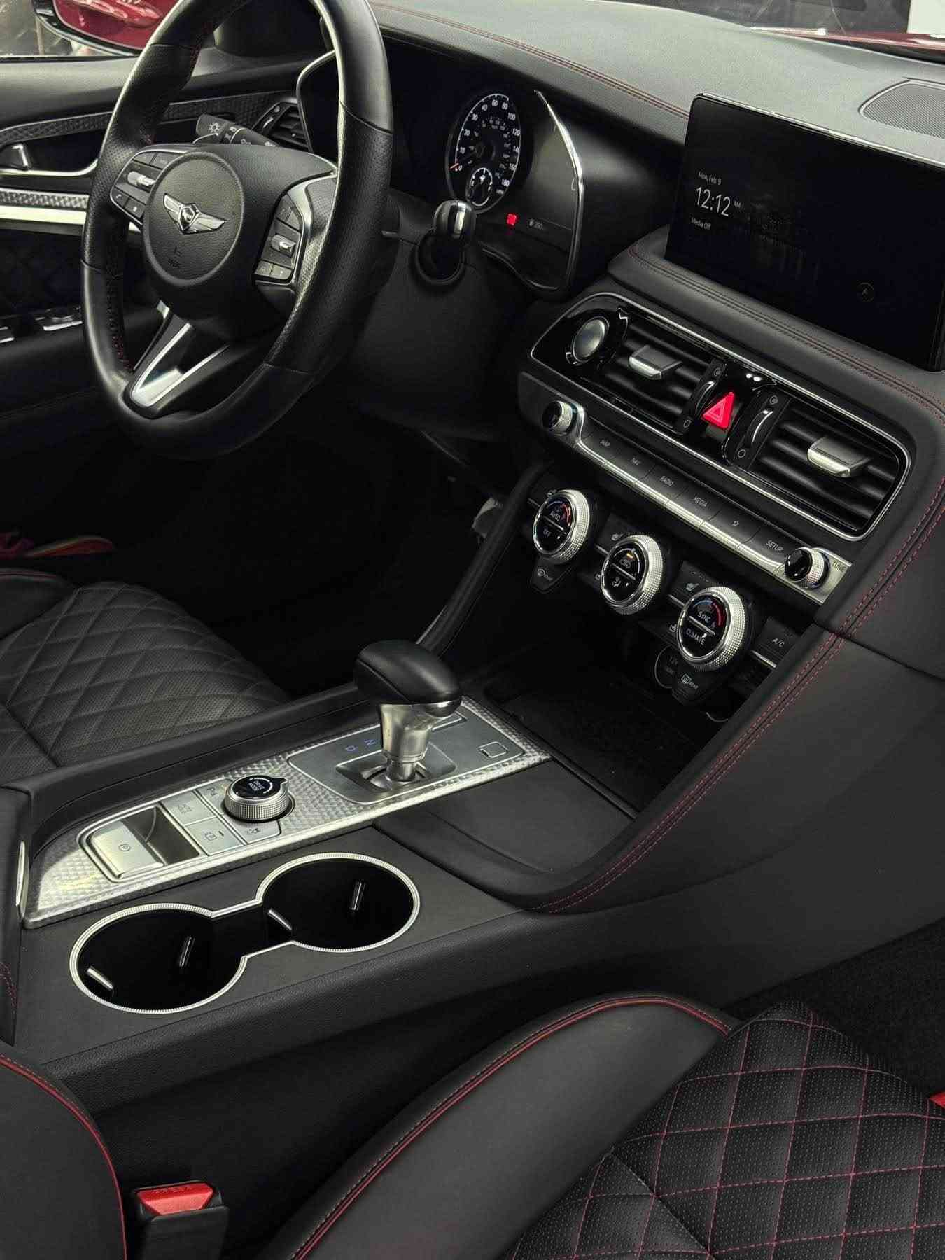 السلام عليكم 
‏بيع مستعجل أرخص جنسيز بالسوق

للبيع  او مراوسGenesis G70 سبورت برستيج 
— محرك 3.3T  
حادث جاملغ وبنيد صور الحادث و السونار خاص 
رقم اربيل تحويل او  وكالة 
🔹 الموديل: 2022 
🔹 الفئة: Sport Prestige (أعلى فئة)
🔹 المحرك: 3.3L V6 Twin Turbo
🔹 القوة: حوالي 370 حصان 🔥
🔹 الگير: أوتوماتيك 8 سرعات
🔹 نظام الدفع: (خلفي المرغوب 2wd)
🔹 الممشى: 52,000 ميل 
🔥 المواصفات الكاملة:
⚙️ الأداء:
وضعيات قيادة متعددة (Sport / Comfort / Eco/sport+)
شفتات ستيرن (Paddle Shifters)
نظام تعليق رياضي مريح وثابت
نظام اكزوز رياضي صوت متغير عند تبديل وضعيات القياده
🛋️ الداخلية والفخامة:
مقاعد جلد مميزه بالون الاحمر +متغيرة عند تبديل وضعيات القياده
تبريد وتدفئة للمقاعد الأمامية
ذاكرة مقاعد + تحكم كهربائي كامل المقاعد الامامية
ستيرن كهرباء+خزن وضعية +تدفئه ستيرن +نظام الاهتزاز عند التحذير
داخل كاربون وجلد فخم جدا مع احزمة حمراء رياضية مميزه
سقف وتكم كنتارة بالكامل 
إضاءة داخلية (Ambient Lighting)
📺 التكنولوجيا:
شاشة معلومات وترفيه كبيرة
نظام صوت فاخر (Lexicon) 🔊
Apple CarPlay + Android Auto
شحن لاسلكي للموبايل
دشبول شاشة + كامرة عند الانعطاف
🚗 الأمان والمساعدة:
رادار أمامي+قيادة الية + مثبت سرعة ذكي
نظام الحفاظ على المسار
تحذير النقطة العمياء
فرملة طوارئ أوتوماتيكية
كاميرات 360 درجة
حساسات أمامية وخلفية 
🌟 إضافات:
فتحة سقف بانوراما 
تشغيل بصمة + دخول ذكي
تشغيل عن بعد 
مرايا كهربائية قابلة للطي
جنوط رياضية قياس كبير
السيارة جاهزه بدون اي نقص او مسج

السعر 189 وبيها مجال بسيط جدا 

للاستفسار:- مكان السياره بغداد الصليخ *********** بغداد, العراق

نص مكتوب في الصور:
- 3 of 8