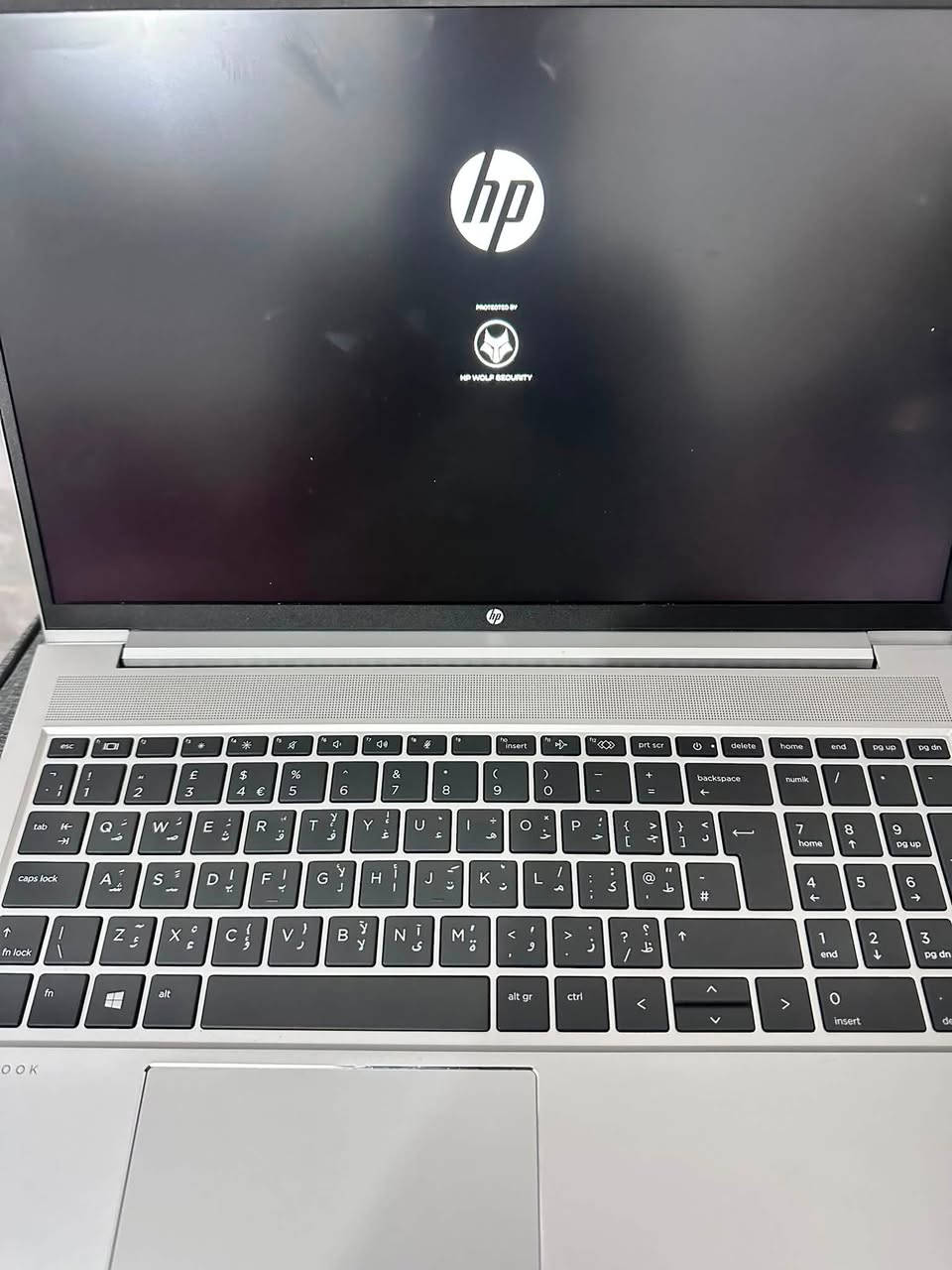 السلام عليكم ويندوز 11لبيع
مواصفات  (HP ProBook 450 Series)

الشاشة: بمقاس 15.6 بوصة بدقة FHD (1920×1080) ومضادة للتوهج.

الذاكرة (RAM): يدعم تركيب ذاكرة عشوائية تبدأ من 8

التخزين: يعتمد على أقراص فائقة السرعة من نوع SSD NVMe M.2 بسعات تتراوح بين 256 جيجابايت 

الأمان: يحتوي على نظام HP Wolf Security المتطور لحماية النظام والبيانات من الفيروسات والهجمات السيبرانية
 
استخدام قليل ونضيفه كدامك  

سعرها 450وبيها مجال قليل مكاني بغداد اتصال مفتوح ***********
