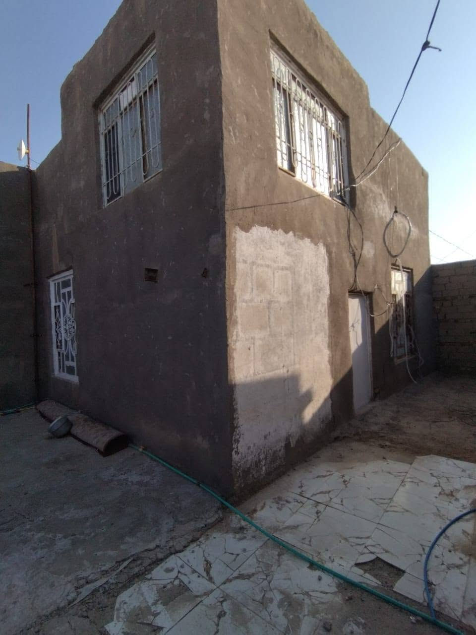 السلام عليكم بيت للبيع خلف عمارات الزيتون قرب مكتب السجاد للعقار
ومرقم من البلديه  وميزانيه كهرباء  
 مساحة 275م
 #السعر ٢٧ وبيه مجال
يتكون من كراج واستقبال كبير ومطبخ وصاله وغرفتين نوم 
 للاستفسار الاتصال ***********
المنطقة مرتبه وتبليط وكلشي متوفر 
@إشارة
