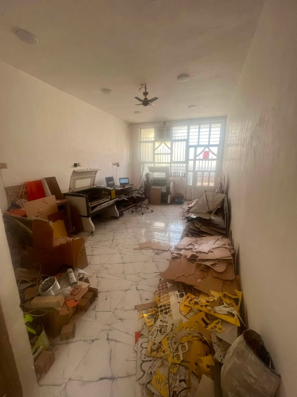 بيت سكني للبيع في بغداد – مدينة الصدر.
الموقع: مدينة الصدر، الكيارة (البيت داخل اول فرع في قطاع 68، بلوك رقم 1 خلف محطة تعبئة وقود قطاع 68 الحكومية).

المساحة الإجمالية: 144 متر مربع (الواجهة: 8 متر، النزال: 18 متر).

نوع السند: طابو ملك صرف (باسم مالك العقار مباشرة).

طبيعة وعمر البناء: بناء حديث جداً (سنة 2025)، الارضية رفت 50 سم البناء بالطابوق السقوف مسلح السطح كامل شتايجر، الستارة ملبوخة بالكامل من الداخل.

المواصفات والخدمات الفنية والتبريد:

الكهرباء: تأسيس بواري دفن، وتسليك وايرات سعودي (قياس 2.5 ملم و 6 ملم).

الماء والسباكة: بواري دفن على الطريقة الحديثة (نظام بطارية)، بواري الماء النازل قياس 2 إنج، تانكيات ماء عدد 2 (سعة كل تانكي 1000 لتر)، وكل حمام يحتوي على (شاور + بانيو + مغسلة + تواليت غربي).

نظام التبريد والسبالت: * الغرف الخلفية: تأسيس بواري دفن مخصصة للسبالت (يدخل منها أنابيب التبريد) مع تأسيس بواري فضلات المياه لتصريفها نحو المنور.

الغرف الأمامية بالطابق الثاني والاستقبال: مجهزة بنظام مكيفات (المكيفات موجودة ومتوفرة مع البيت).

اللبخ والإنهاءات: الحمامات مغلفة بالسيراميك بالكامل، باقي البيت لبخ إسمنت بالكامل (حتى السقوف) ومباشرة فوق الإسمنت بياض بورق.

ارضية البيت بالكامل بورسلين 60x60 سم

الدرج باية ومراية بورسلين محجر درج خشب

المناور: يحتوي البيت على مناور عدد 2 (بقياس 1.5 متر × 1 متر).

تفاصيل وتقسيم الطوابق والقياسات بالدقة:

الاستقبال: غُرفة استقبال كبيرة بقياس (6 متر × 3.60 متر).

المطبخ: بقياس (3 متر × 3.60 متر).

الصالة والدرج: صالة داخلية بالطابق الأول بقياس (4 متر × 5 متر) وبداخلها الدرج، والطابق الثاني يحتوي أيضاً على صالة بنفس القياس (4 متر × 5 متر).

غرف النوم (المجموع 6 غرف):

عدد 4 غرف نوم بقياس (3.60 متر × 5 متر).

عدد 2 غرف نوم بقياس (6 متر × 3.60 متر).

الحمامات (المجموع 3 حمامات):

حمامات داخلية عدد 2 بقياس (3 متر × 2 متر).

حمام وتواليت خارجي مشترك عدد 1 بقياس (2 متر × 1 متر).

السطح والبيتونة: بيتونة كبيرة بقياس (8 متر × 4 متر) قاصمة البيت إلى سطحين.

الملحقات الخارجية: كراج سيارة كبير بقياس دقيق (5.75 متر × 3.60 متر).

السعر الإجمالي: 275 مليون دينار عراقي
رقم التواصل: ***********.
