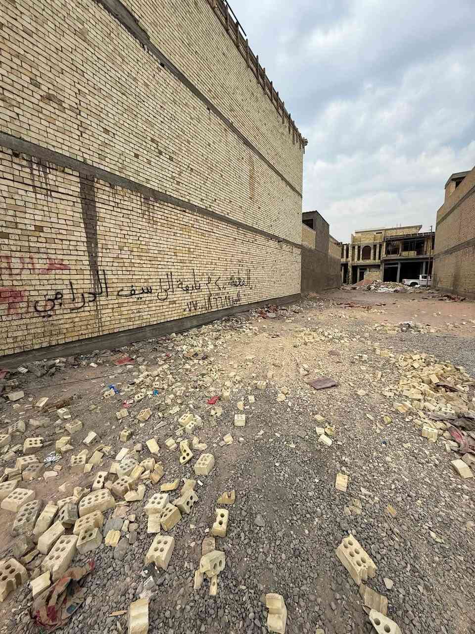 سلام عليكم قطعة ارض للبيع 🪬

المساحه 200 م واجه 10 نزال 20الرستميه 

الاستثمار حي الخليج اول فرع بضهر شارع 12

السعر 150،000

للتواصل مع صاحب القطعه مباشرةً
الاتصال ***********
