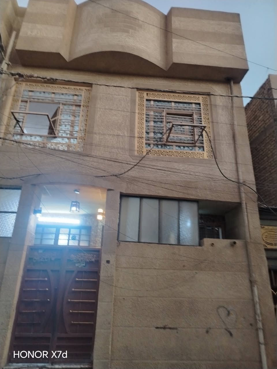 امامي طابقين خلف طارق بن زياد لفرع لمقابيل الخليج العربي بناء حد يث يتكون من ٤غرف نوم حمامات ٣ واستقبال وهول للاستفسار ***********.  ***********

نص مكتوب في الصور:
- HONOR X7d