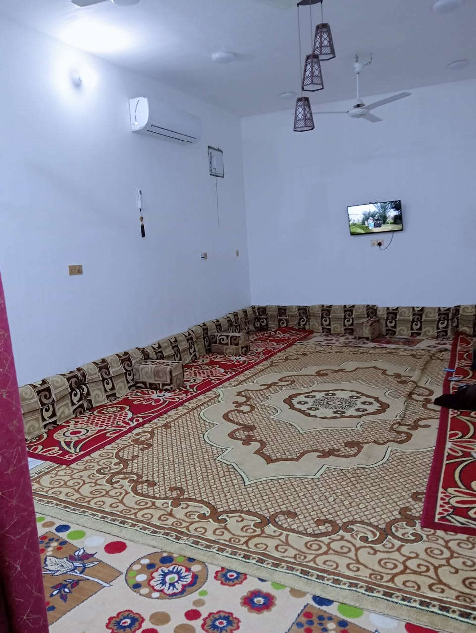 سلام عليكم بيت للبيع زراعي بحي ابو طارق مساحته 300متر يتكون من غرفتين وصاله 15متر وديوانيه البناء بلوك رباط صب سقف صب جميع الخدمات متوفره ماء كهرباء تبليط مولد يبعد 80متر سعر يتصل على رقم أو مراسله صفحه ***********
