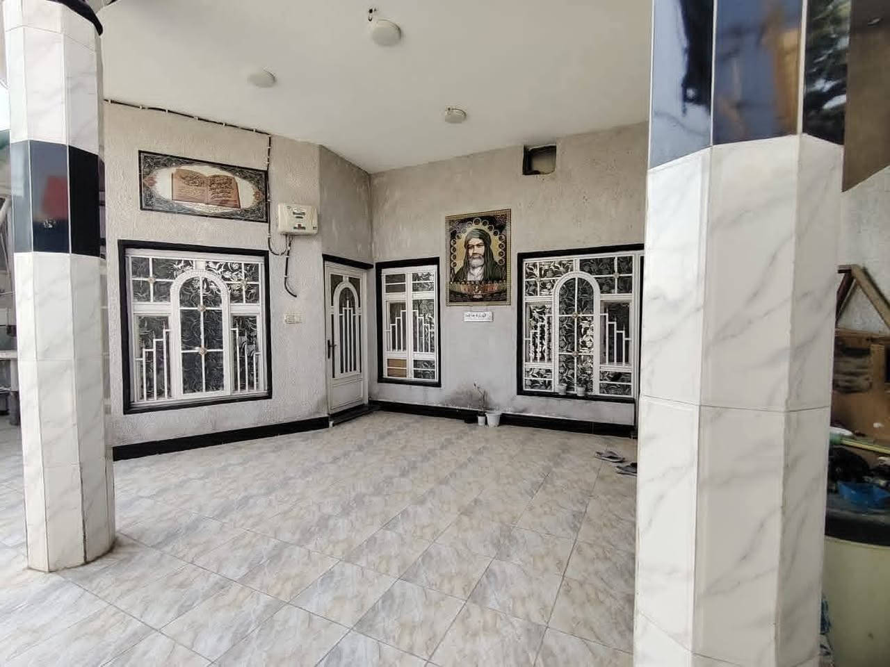 السلام دار للبيع المساحه 300 متر المكان الكوت حي الحكيم قرب صيدليه الشفيع مقابيل شارع الشهداء الدار يتكون من ثلاث غرف نوم وصاله واستقبال ومطبخ وترك داير البيت جنس العقار طابو زراعي سند ٢٥ امسجل بل بلديه ومرقم والشارع كهربا خطين أو ماي أو مجاري كامل الخدمات السعر65 أو بيه مجال الاستفسار ***********

