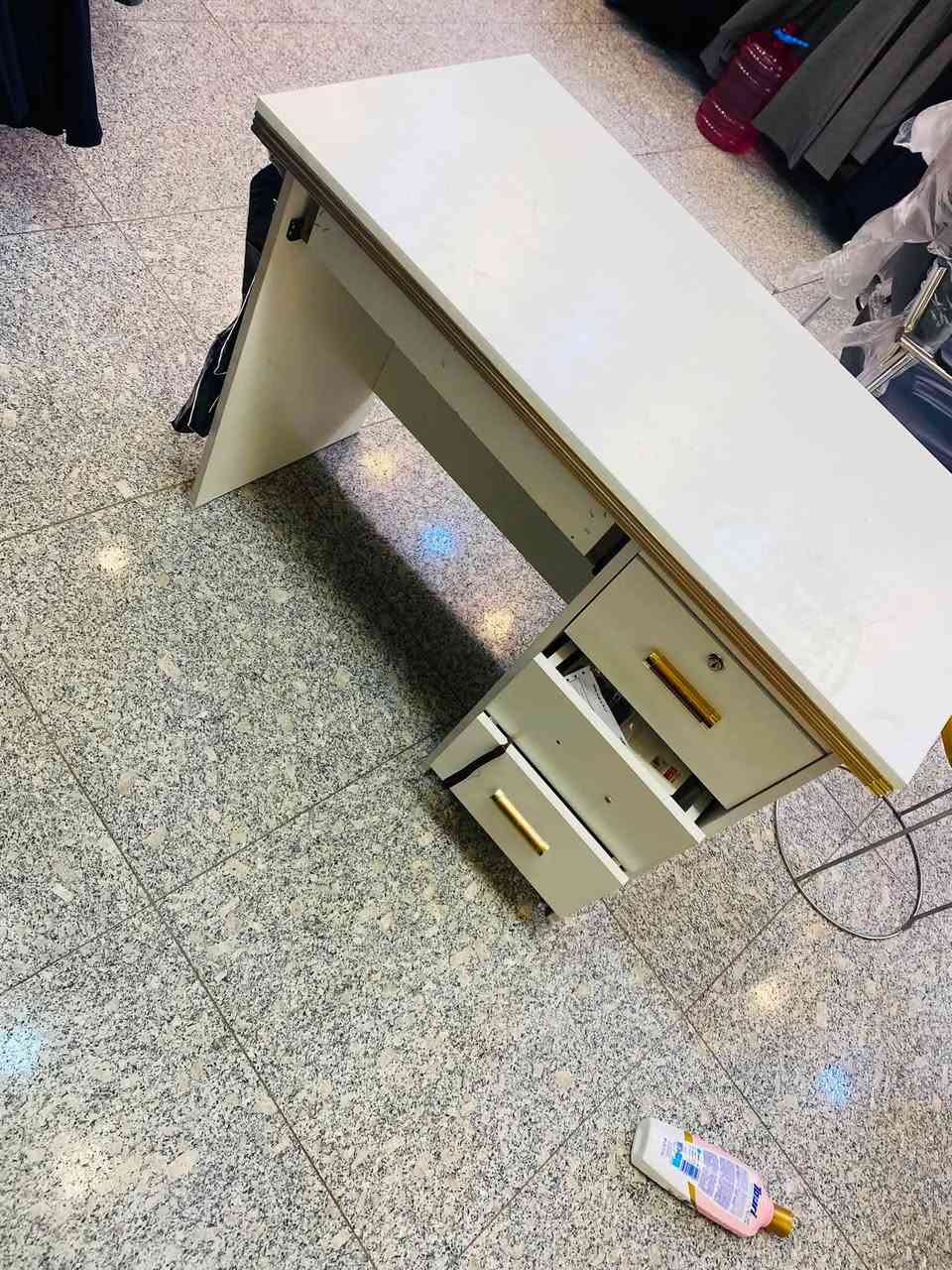 للبيع ميز مكتبي
العنوان حله مركز 

***********
