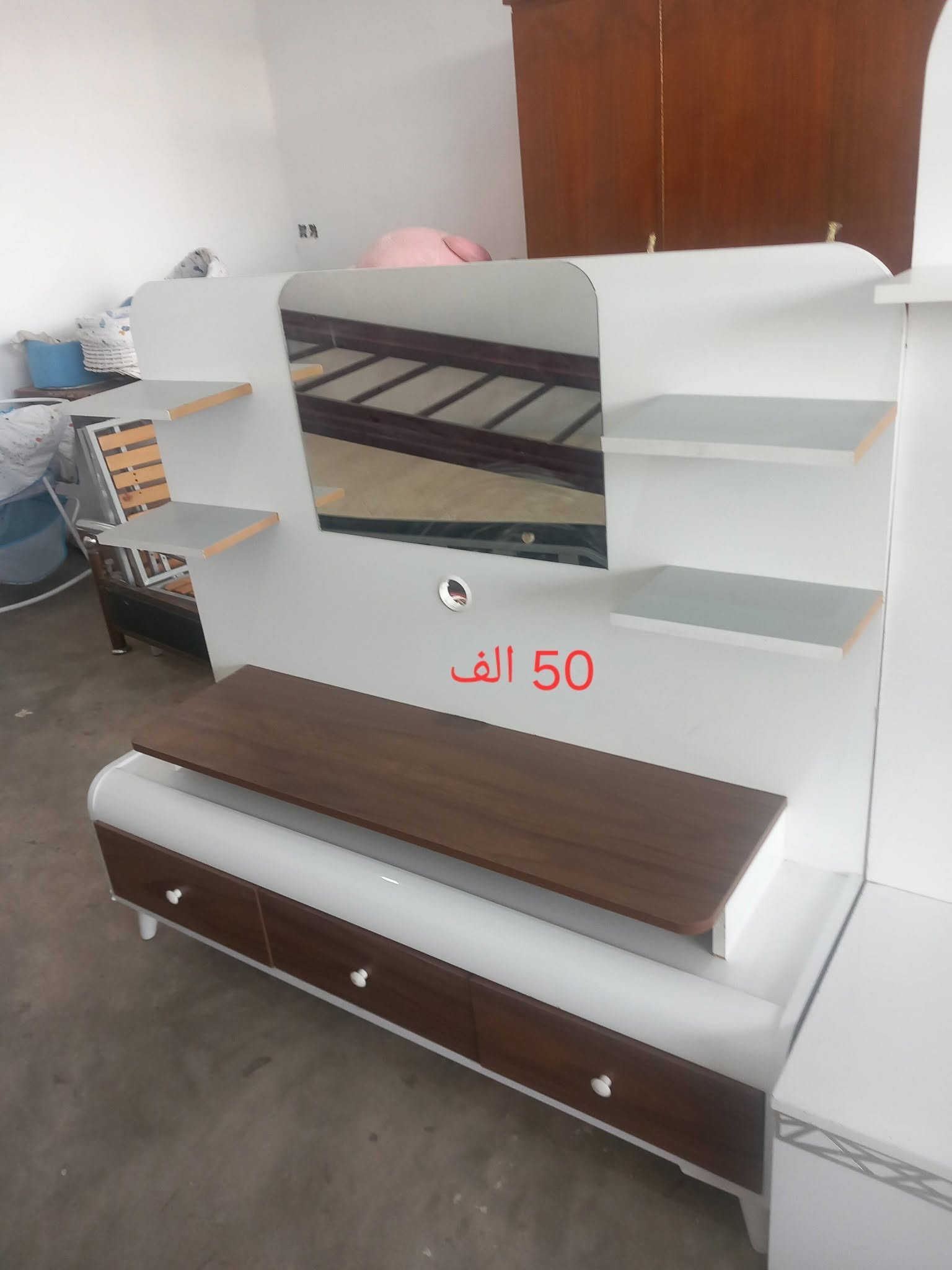 اثاث منزلي مستعمل للبيع

نص مكتوب في الصور:
- 25
- اثنينهن 30 الف
- 45 ألف
- 45 الف
- 40 ألف
- 45 الف سعر الواحد
- 25 ألف
- 50 الف
- 65 ألف