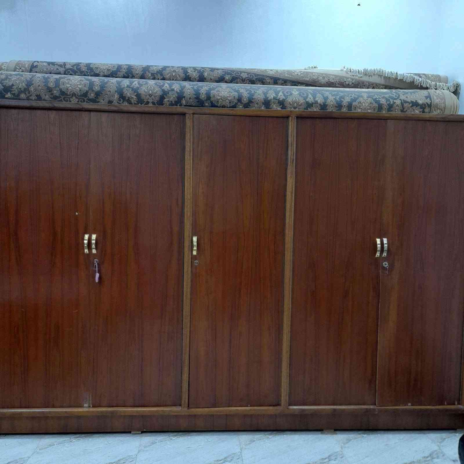 غرفة أخشاب • حالة جيدة • ٥ أبواب