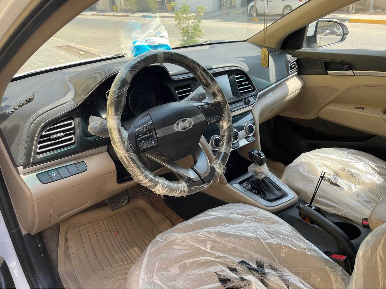 السلام عليكم النترا موديل 19شكل ال20وارد خليجي 
المواصفات فول عدى البصمه 
.ثلاث انضمه قياده 
.شاشه 
.مري شفط 
.بانورامه 
.تحكمات ستيرن 
.تبريد قطعتين 
.محرك 2000دوش 
.ويل كب 5قطع 
.لايت زنون 
.اشاير مري 
السياره نضيفه وخير من الله مال جنيان مكفوله كير ومحرك وكشر فقط بارد جاملغ وره جها عكس السئق 
لوحات اربيل نافذه مكان السياره الديوانيه المركز للاستفسار الاتصال على ارقم ***********او امراسله ديوانية, القادسية
