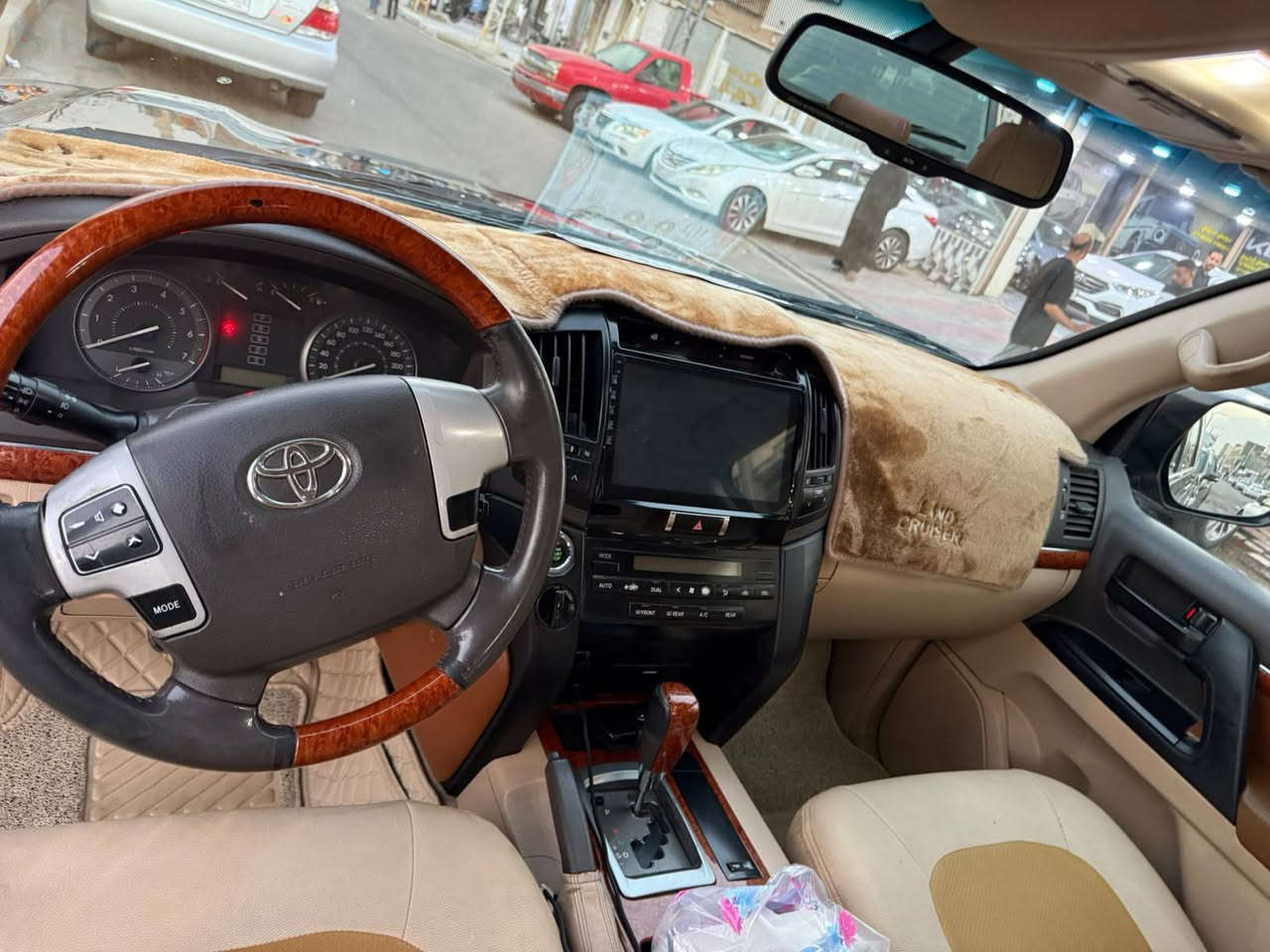 السلام عليكم
الاندكروز 2013 
V8 ...4600
فول مواصفات 
بصمه ابواب وتشغيل 
مري قلاب
 ثلاجه 
فتحه سقف 
 تخم تاير 
تحكم كستيرن 
شاشه وكامره  
حمام وبوليش  مسويله ما صار فتره 
رقم اربيل 
 السياره حلوه ومرتبه 
مكان السياره الفلوجه 
معروضه ب 370$ وبيه مجال 
ترهم بيع او مراوس 
***********
