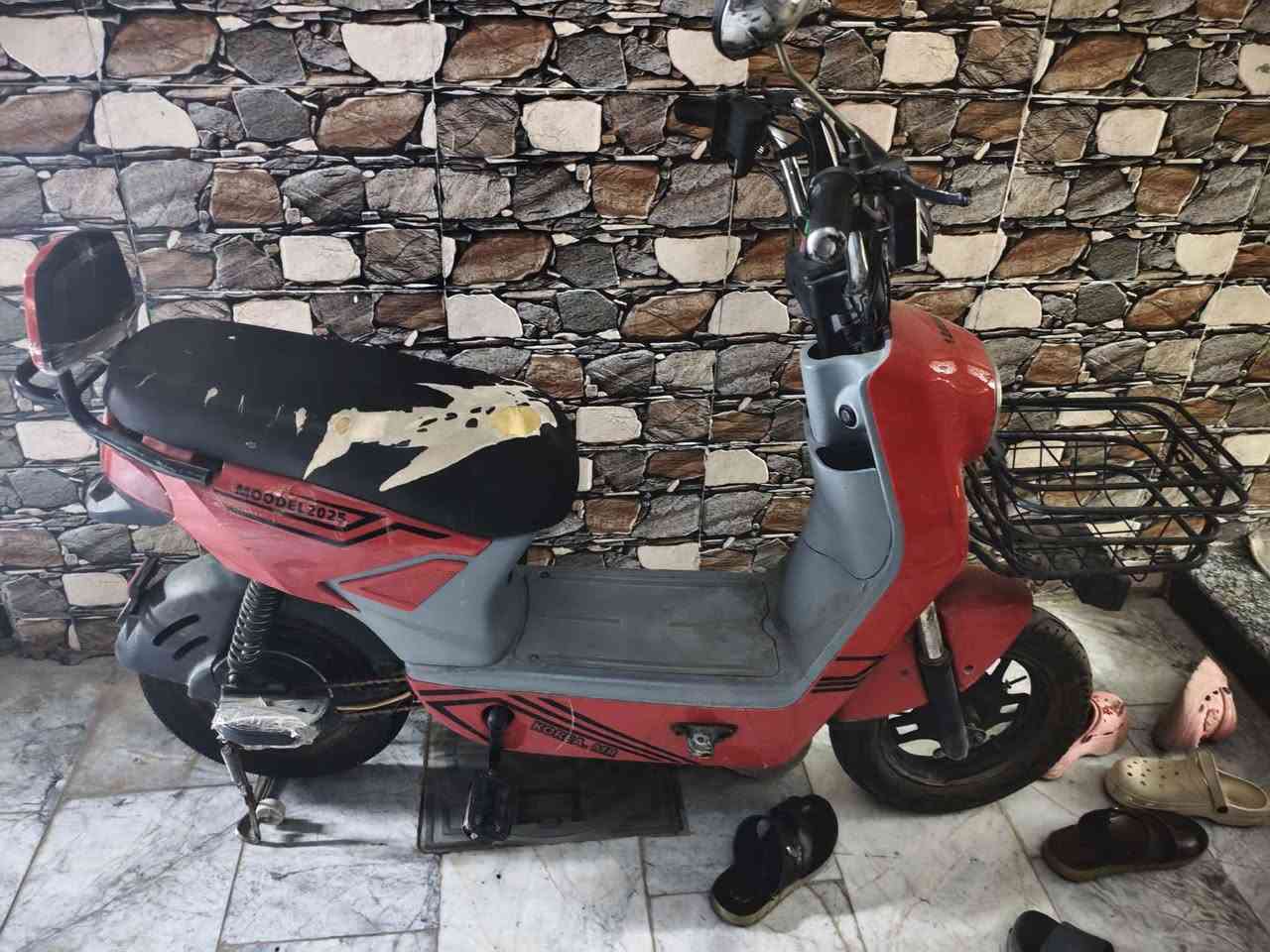 دراجه شحن للبيع شكل الذبانه بطاريه نص عمر السعر 225000 الف دينار  مكان ميسان حي القصور للاستفسار مراسل عبر الواتس اب *********** Singapore
