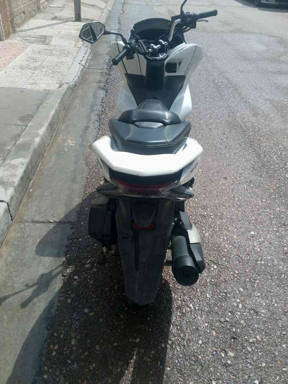 السلام عليكم دراجه  PCX  الجيل الثالث وارد كوري كشن رياضي تدفئه كشن. حساس ازدحام حساس استان بصمه الدراجه نضيفه جداً  العنوان الشعب نهاية سبع قصور السعر 14 $ هذا رقمي *********** ملاحظة الدراجة تنباع بدون جنطة
