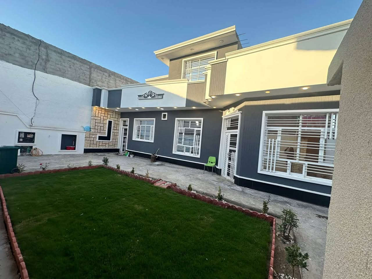 بيت للبيع 200 متر بناء طابوگ
بناء درجة اولى 
غرفتين + غرفة سويت 
مطبخ 
استقبال 
حمام داخلي 
حمام طابق ثاني 
حمام خارجي

السعر 200 مليون 

منطقة هورجب خلف المدارس -شارع فاروق المصور 

 للاستفسار ***********
