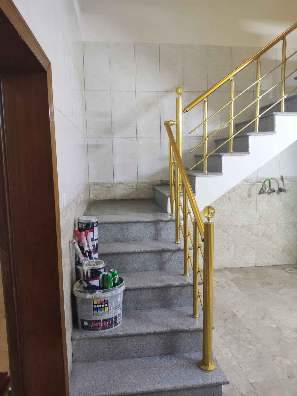 السلام عليكم
مشتمل للبيع المساحه 105 واجه 5 وربع وانزال 20  ارضيه مرمر بيت نضيف يحتوي على صاله ومطبخ وصحيات وثلاث غرف النوم متكون من مدخلين البيت موقع مميز قرب اعداديه التعاون حي الإعلام شارع عرض 15, متر

للاستفسار الاتصال على الرقم 

***********
