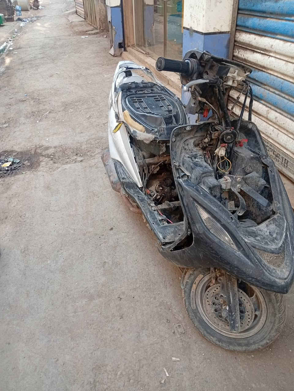 سلام عليكم ماكس 140للبيع دراجه شغاله بس كابرتر تعبانه تشتغل وتطفه  ابيع كوم حديد لتخابر وتكول شبيه مابيه ابيع شغال سعر 75وبيه مجال مكاني بغداد شارع سيد سلطان علي قرب ساحت الوثبه رقم ***********
