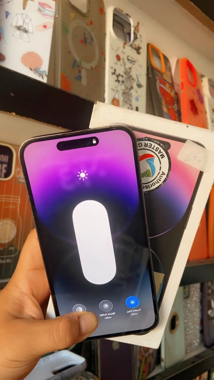 السلام عليكم 
ايفون 📲14 برو ماكس 
لون بنفسجي  مميز 
بطاريه🔋100
ذاكره 256
شرق اوسط عربي ماستر AAA نموذج m
شخط واحد ماكو بل جهاز  
مبدل شاشه اصليه شبه تفصيخ وبطاريه 
السعر / 580 وبي مجال بسيط كلش
العنوان / بغداد الدوره شارع الصحه
للتواصل /***********
