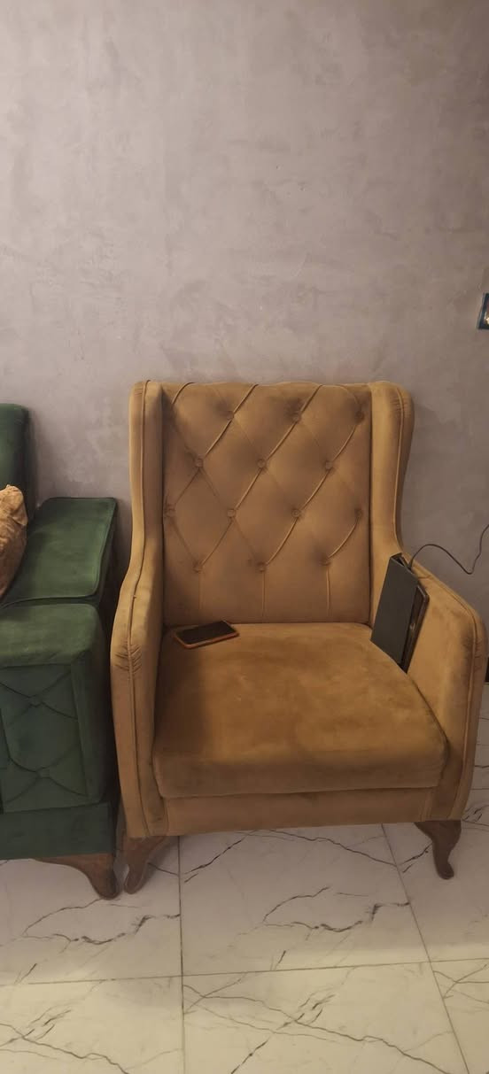 تخم كلش نضيف مثل ماوضح بصور قطعتين يصيرن سرير وقطعه ثابته مع مقعدين سعر ٧٥٠ حي جهاد منطقه الحمدانيه رقم ***********
