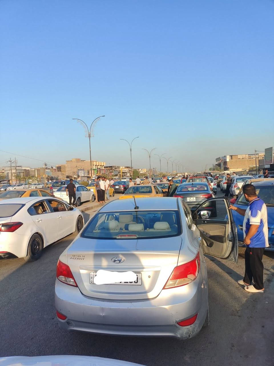 اكسنت للبيع
السلام عليكم 
اكسنت موديل ٢٠١٦
سيارة باسمي 
بيها باب مبدل بنفس اللون بلادي
العنوان الديوانية حي الوحدة شارع الزهور 
الرقم ***********
