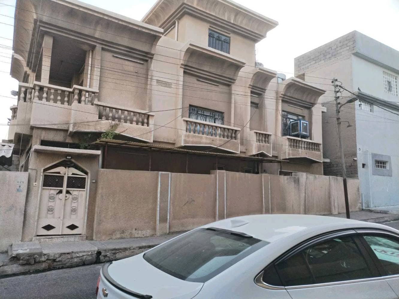 دار للبيع في حي البكر قرب جامع الشهيد مجول 
مساحة 225م اتجاه شروق تام 
6غرف نوم استقبال وهولين وصحيات بالطابقين وكراج وحديقة ومناور لمزيد من المعلومات الاتصال على 
***********