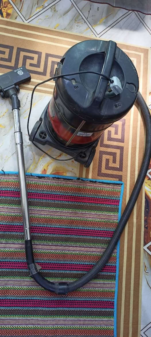 مكنسه كهربائيه السعر ٢٠ الف وبيها مجال بسيط المكان بعقوبه السوامره قرب شارع خريسان
