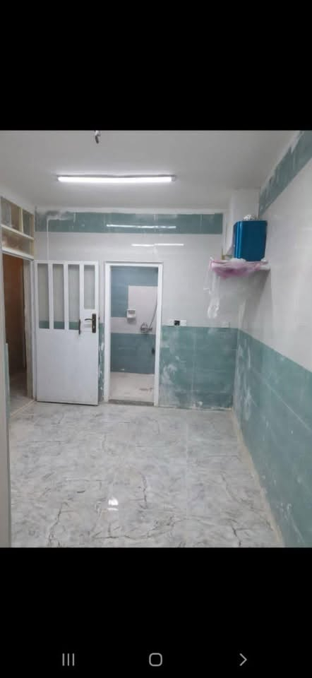 بيت طابق ثاني لل ايجار نظام شقة يحتوي على مطبخ غرفتين نوم  وهول وصحيات مشترك يحتوي على ماطور ماء سخان تانگي مفرغة هواء 
العنوان حي العامل شارع ٧ نيسان مقابيل حلويات الحسناوي 
للتواصل 
غير متواجد على الفيس
متواجد واتساب

رقم الهاتف ***********
