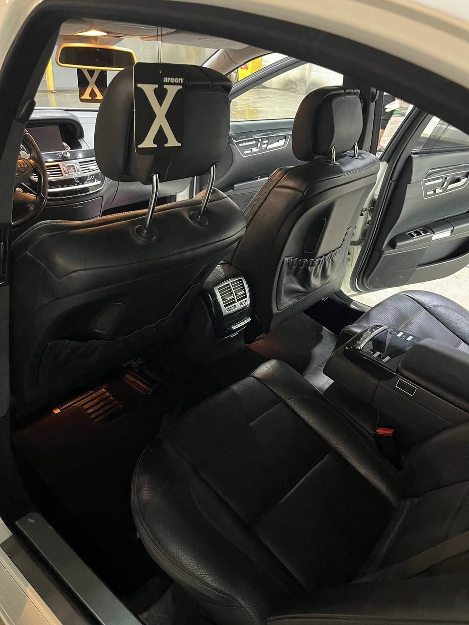 السلام عليكم مارسيدس s63
حجم المكينة 550
موديل 2010 AMG اصل
باب طويل بردات كهرباء 
السيارة نضيفة ماشية ١٣١
وارد ياباني 
ومواصفاتهة معروفة
  مكفولة السيارة عدا
ضربة زغيرة بل صندوك ترجع بارد والباقي مكفول 
للاستفسار *********** وبل خدمة
